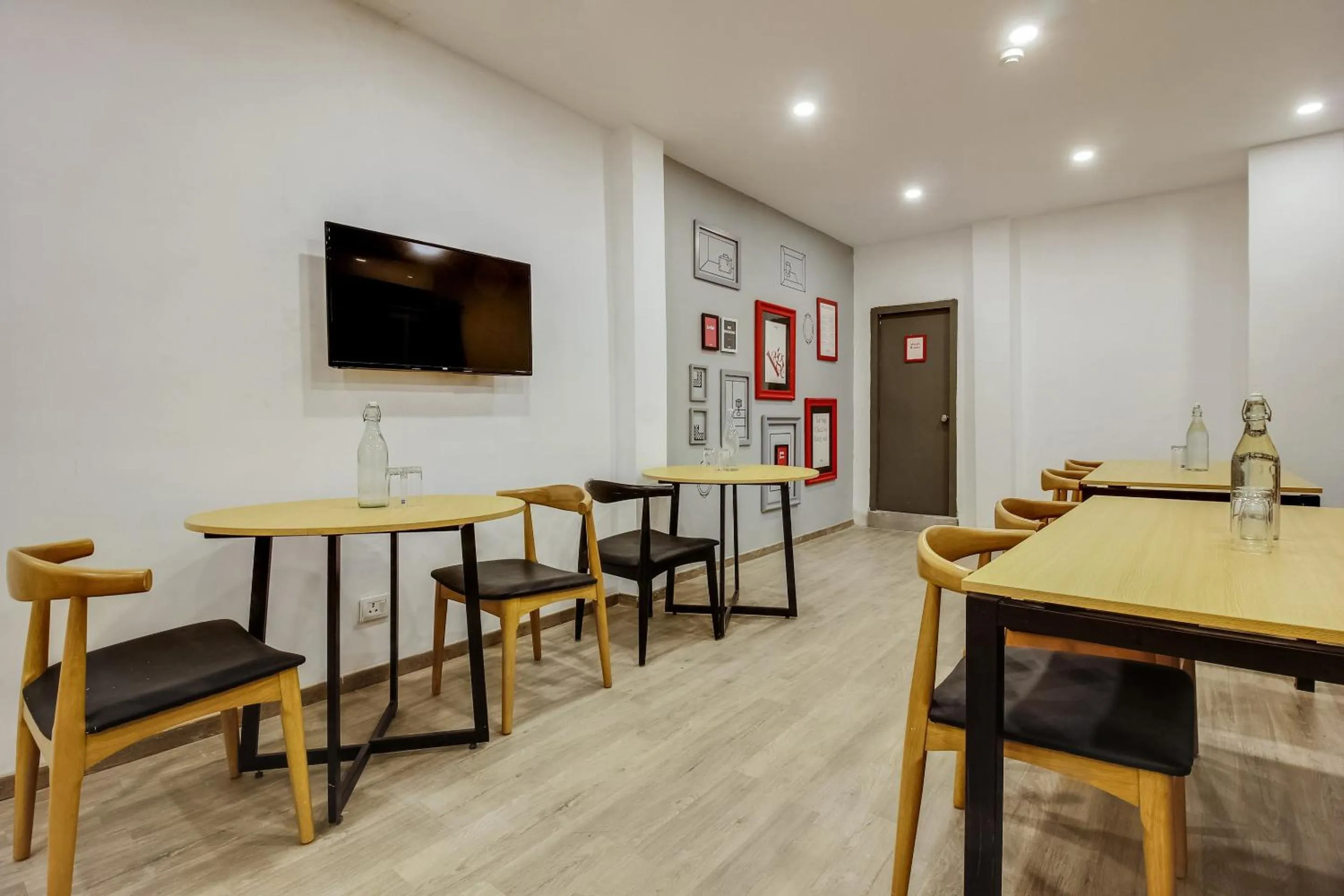 Restaurant/places to eat in Super Townhouse 359 Begumpet Near Hyderabad Central