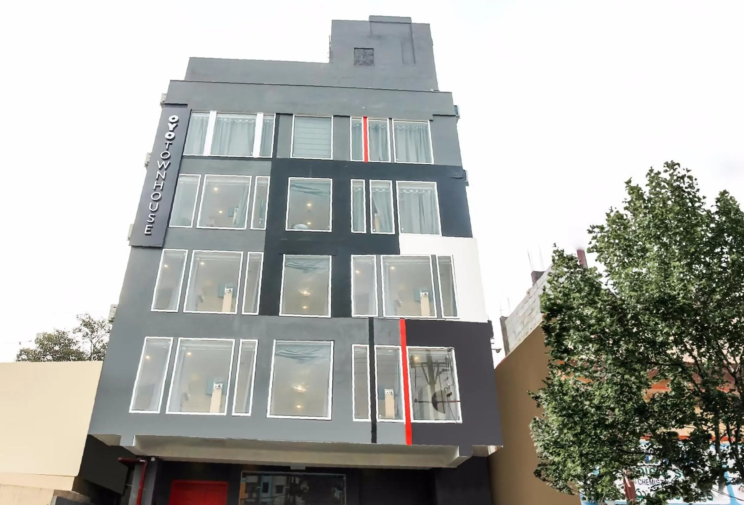 Facade/entrance in Super Townhouse De Alphabet