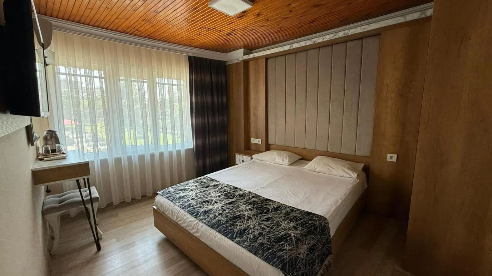 Photo of the whole room, Bed in Han Suite Hotel