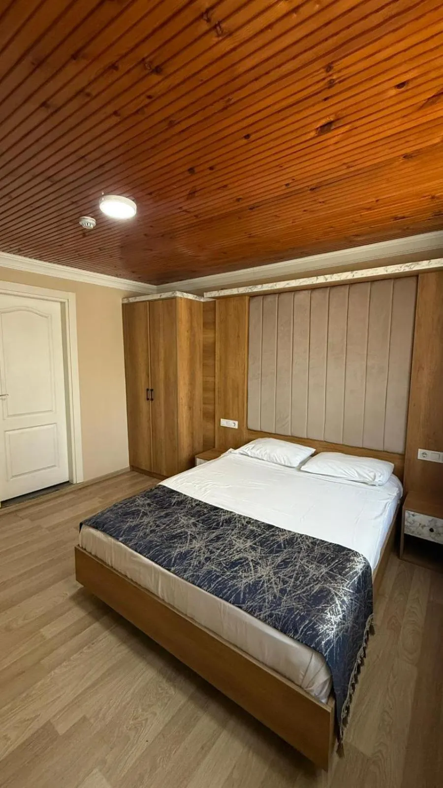 Photo of the whole room, Bed in Han Suite Hotel