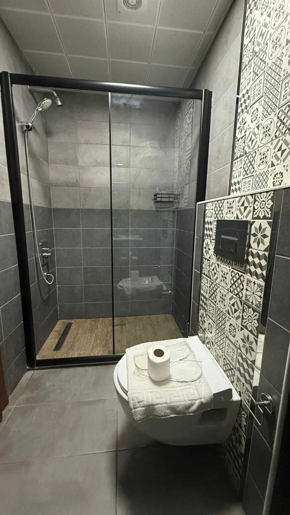 Shower in Han Suite Hotel