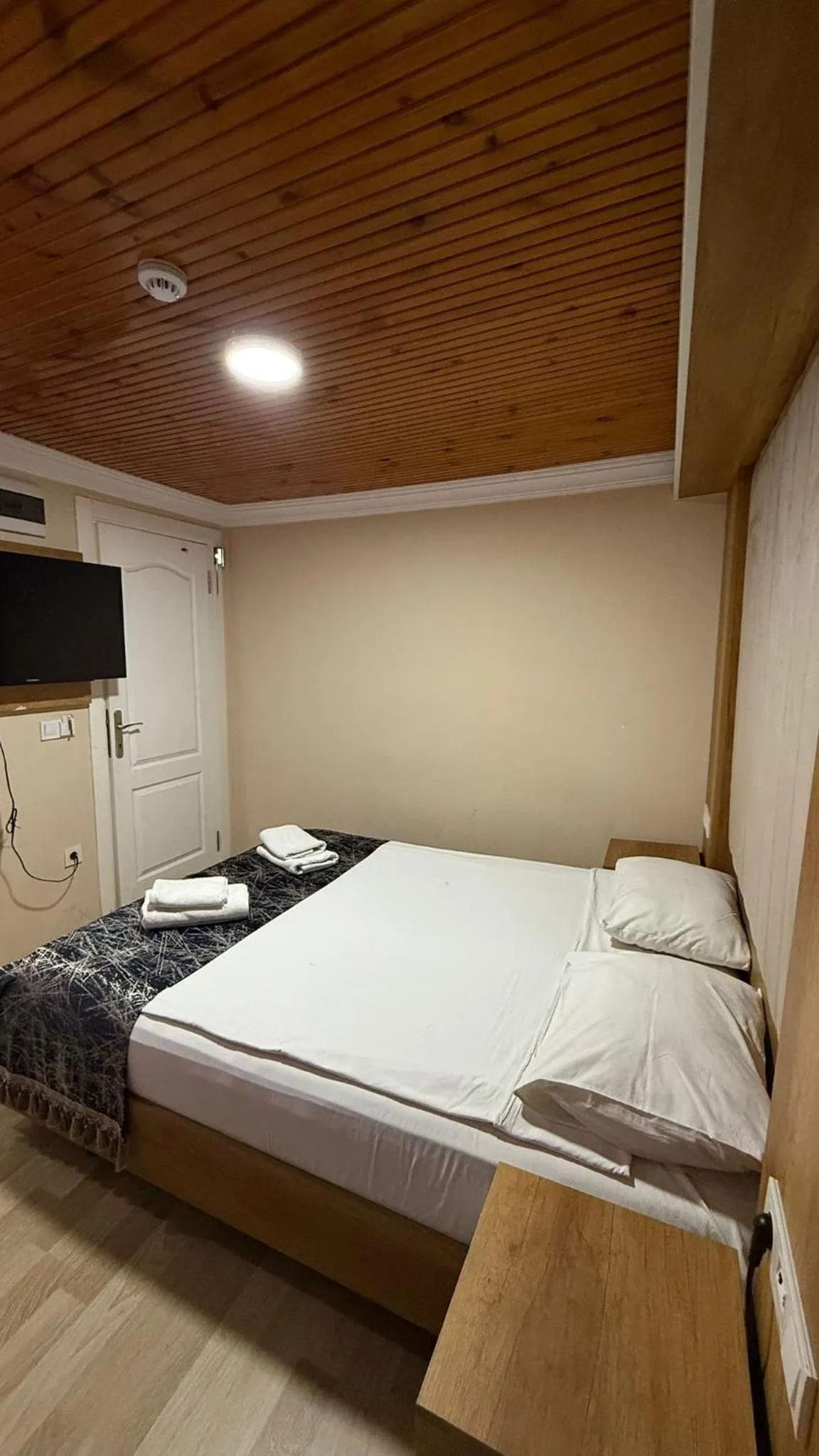 Communal lounge/ TV room, Bed in Han Suite Hotel