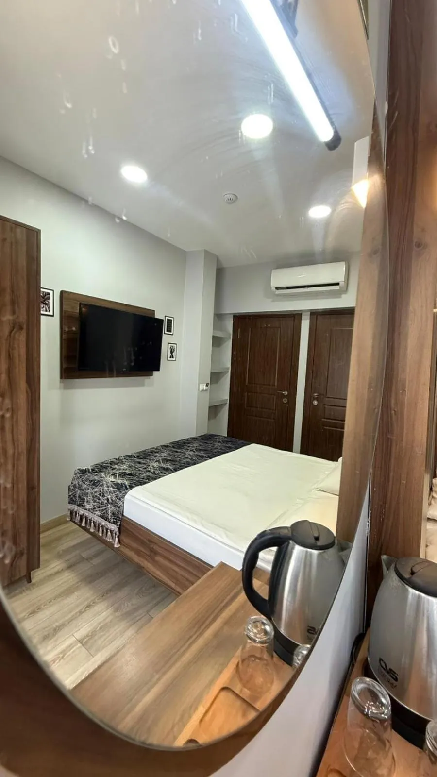 Photo of the whole room, Bed in Han Suite Hotel