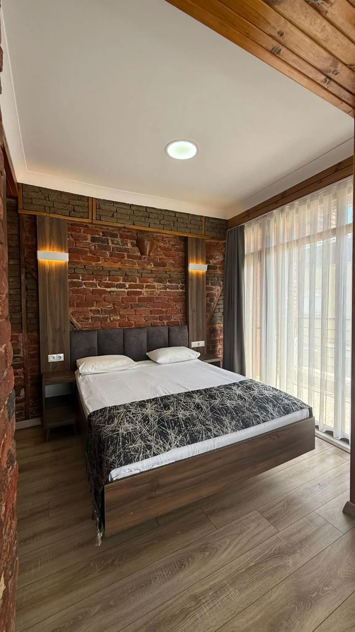 Photo of the whole room, Bed in Han Suite Hotel