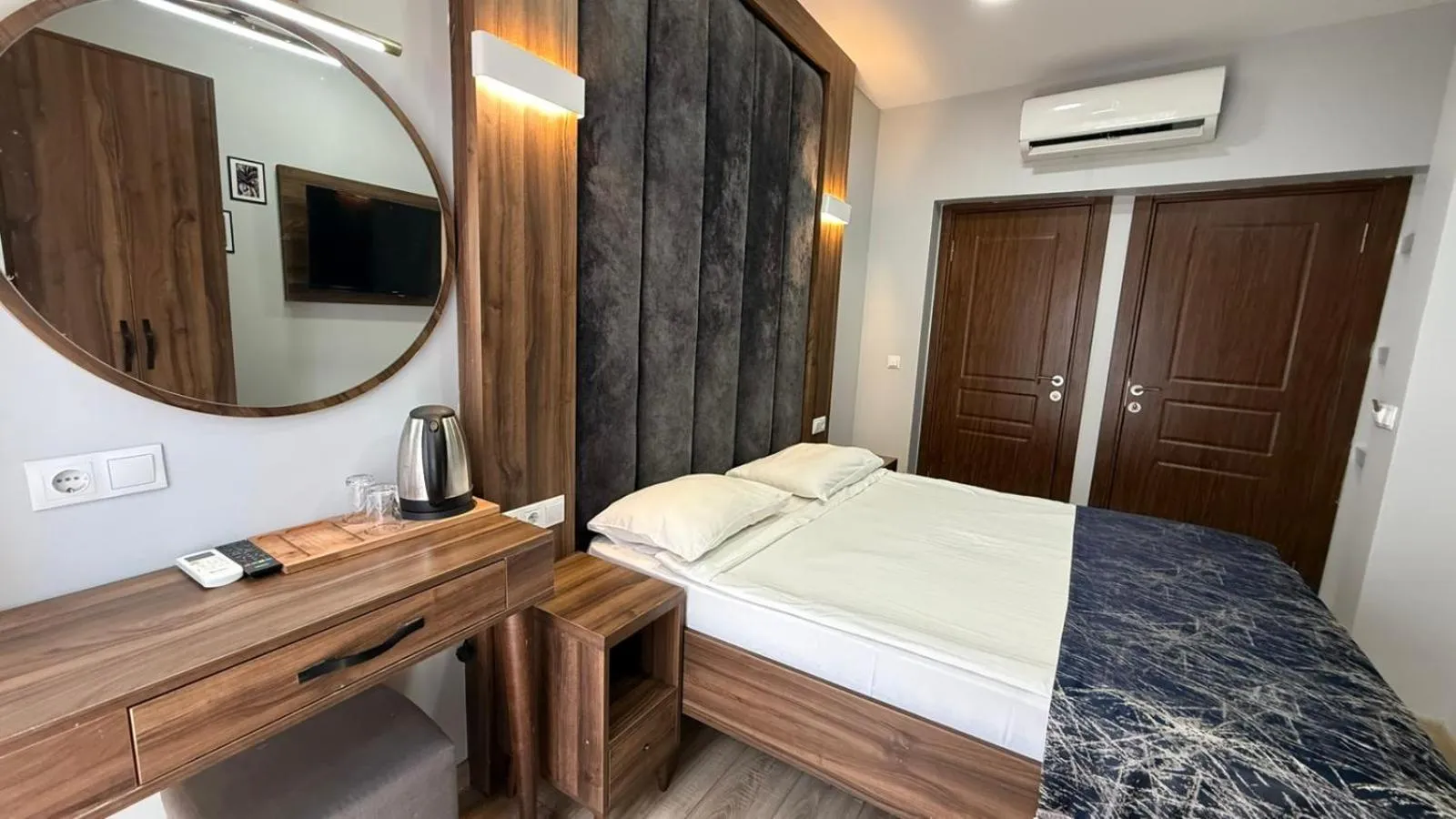 Photo of the whole room, Bed in Han Suite Hotel