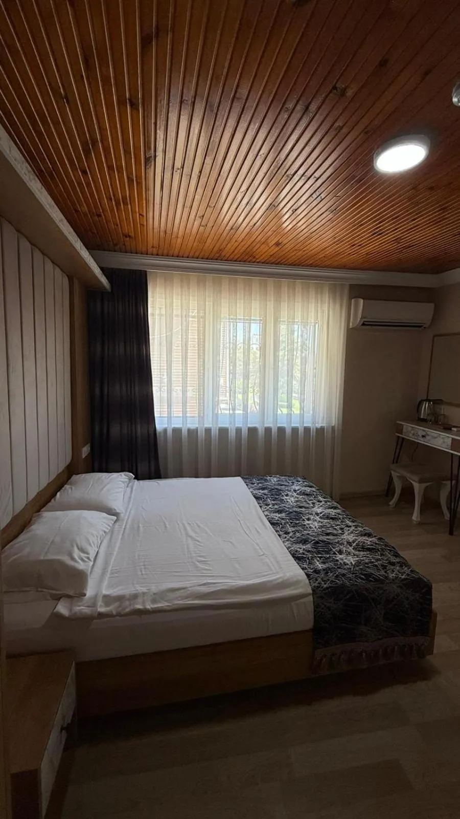 Photo of the whole room, Bed in Han Suite Hotel