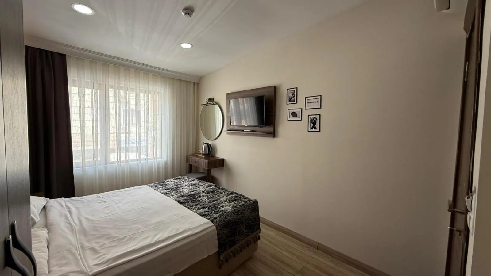 Photo of the whole room, Bed in Han Suite Hotel