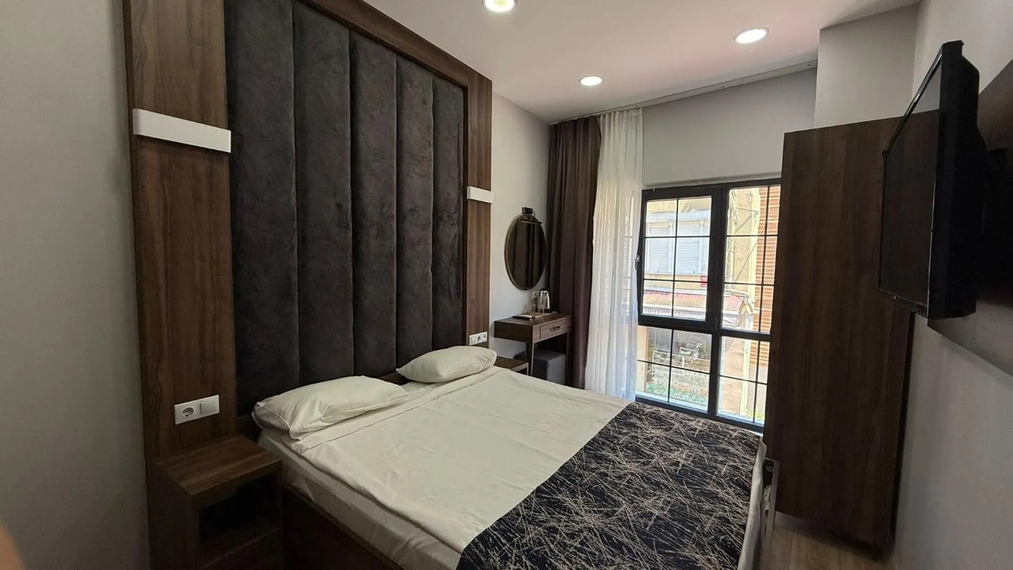 Photo of the whole room, Bed in Han Suite Hotel