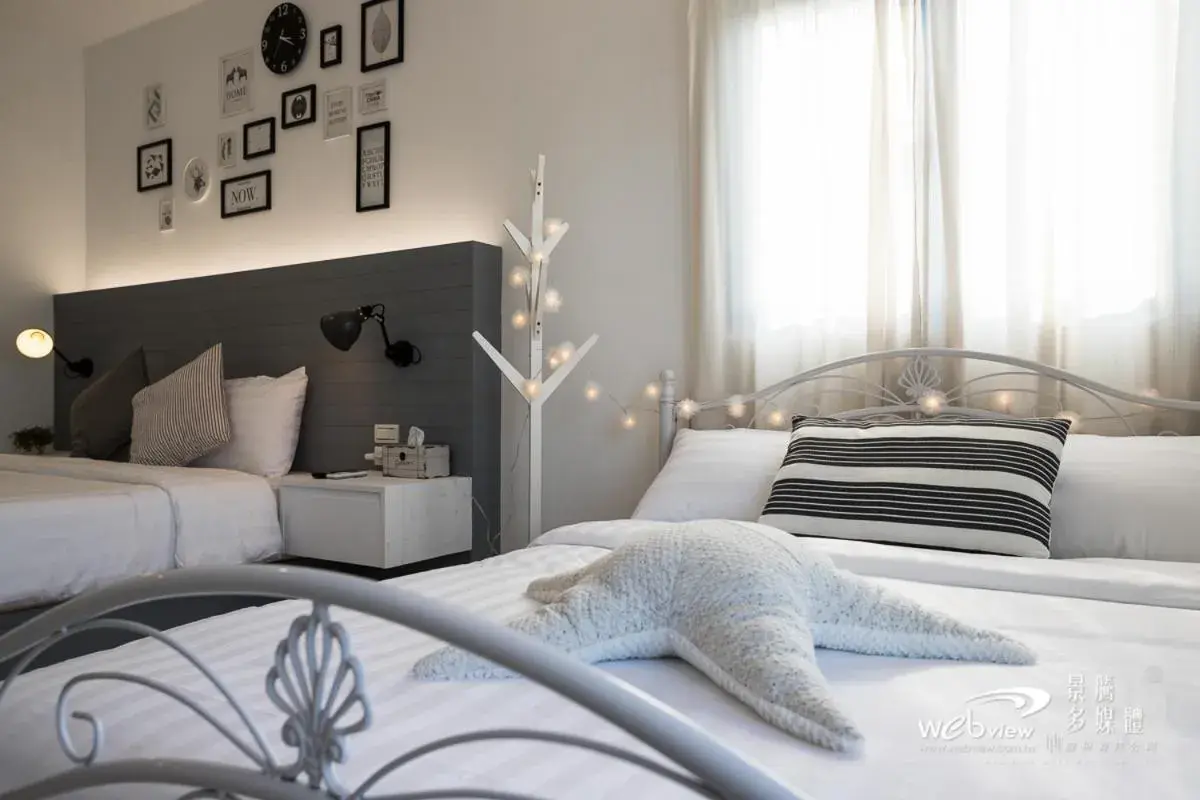 Quadruple Room with Bath in Blue White Quadruple Room with Bath in Blue White