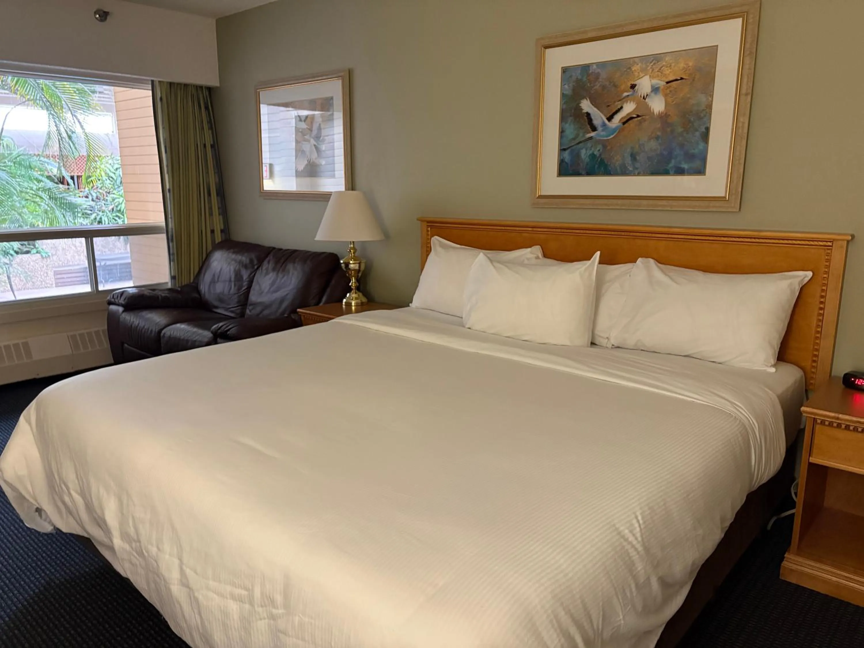 Restaurant/places to eat, Bed in Westlock Inn & Conference Centre