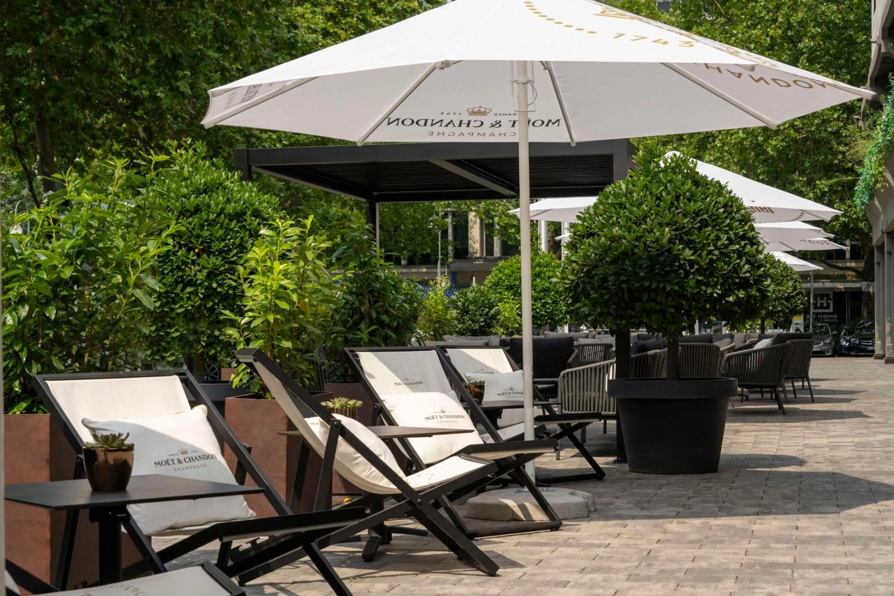 Patio in DoubleTree by Hilton Berlin Ku'damm