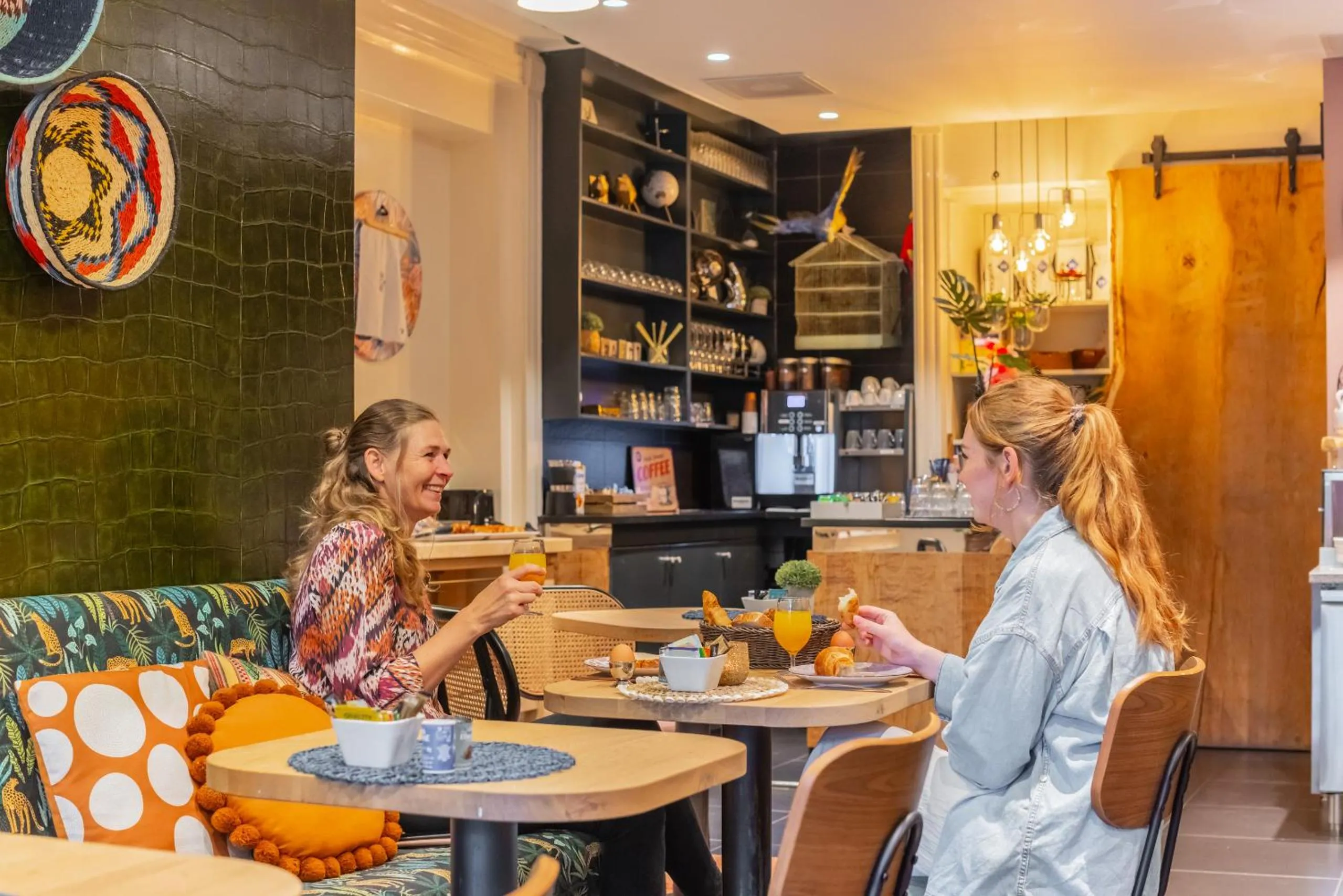 Restaurant/places to eat in LOT Hotel