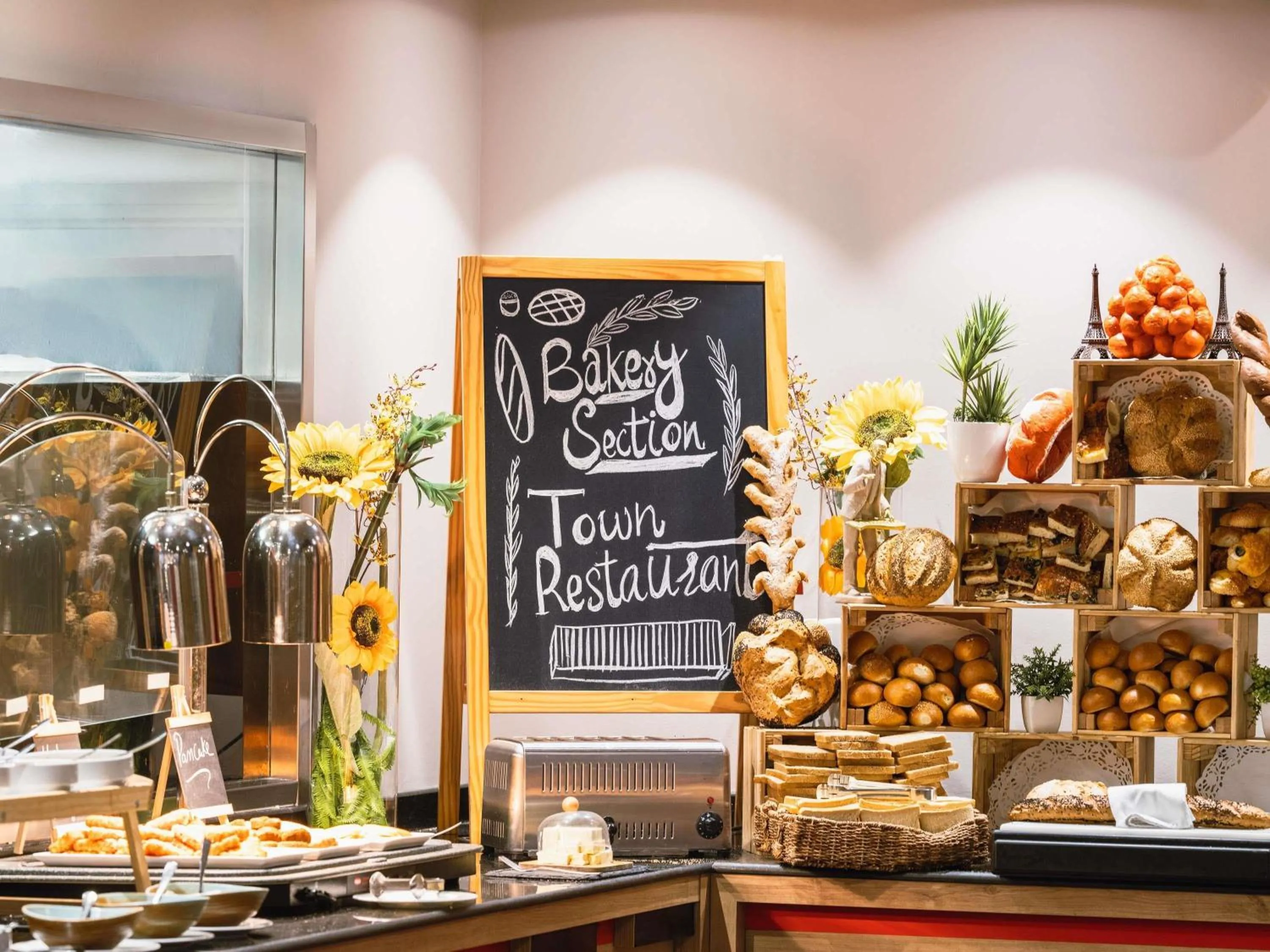 Restaurant/places to eat in ibis Jeddah City Center