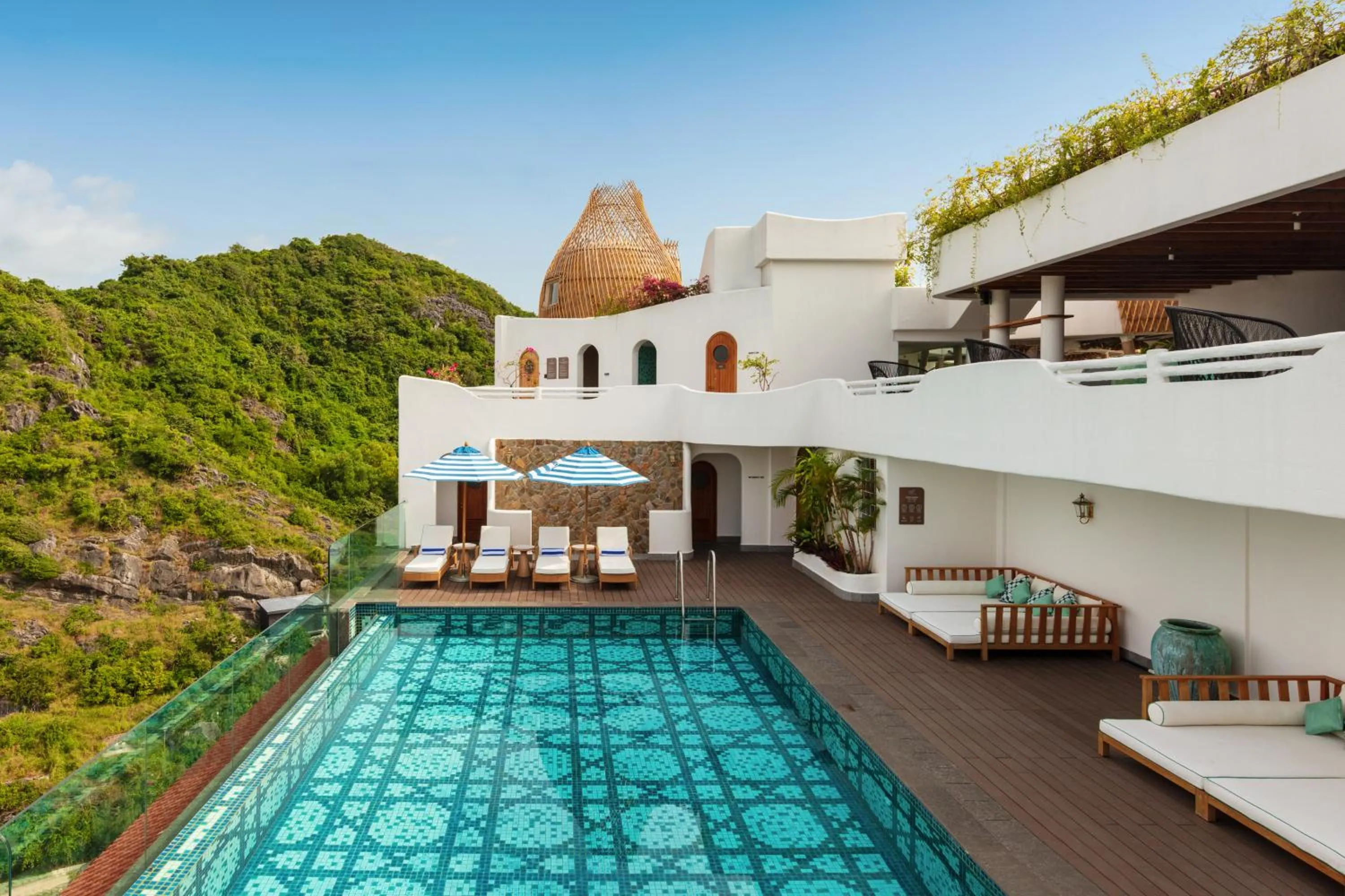 Swimming pool in Hôtel Perle d'Orient Cat Ba - MGallery