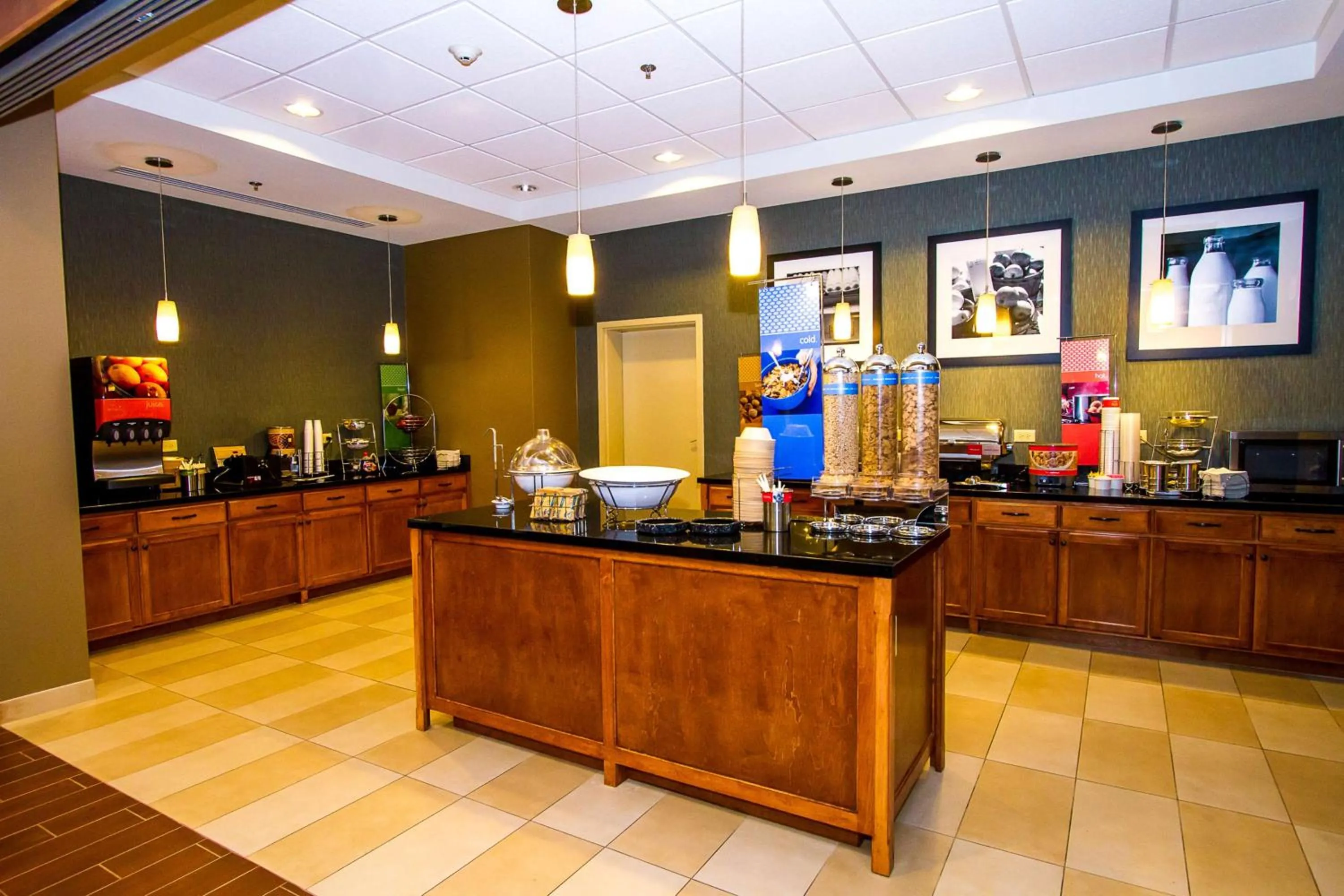 Dining area in Hampton Inn Fayetteville