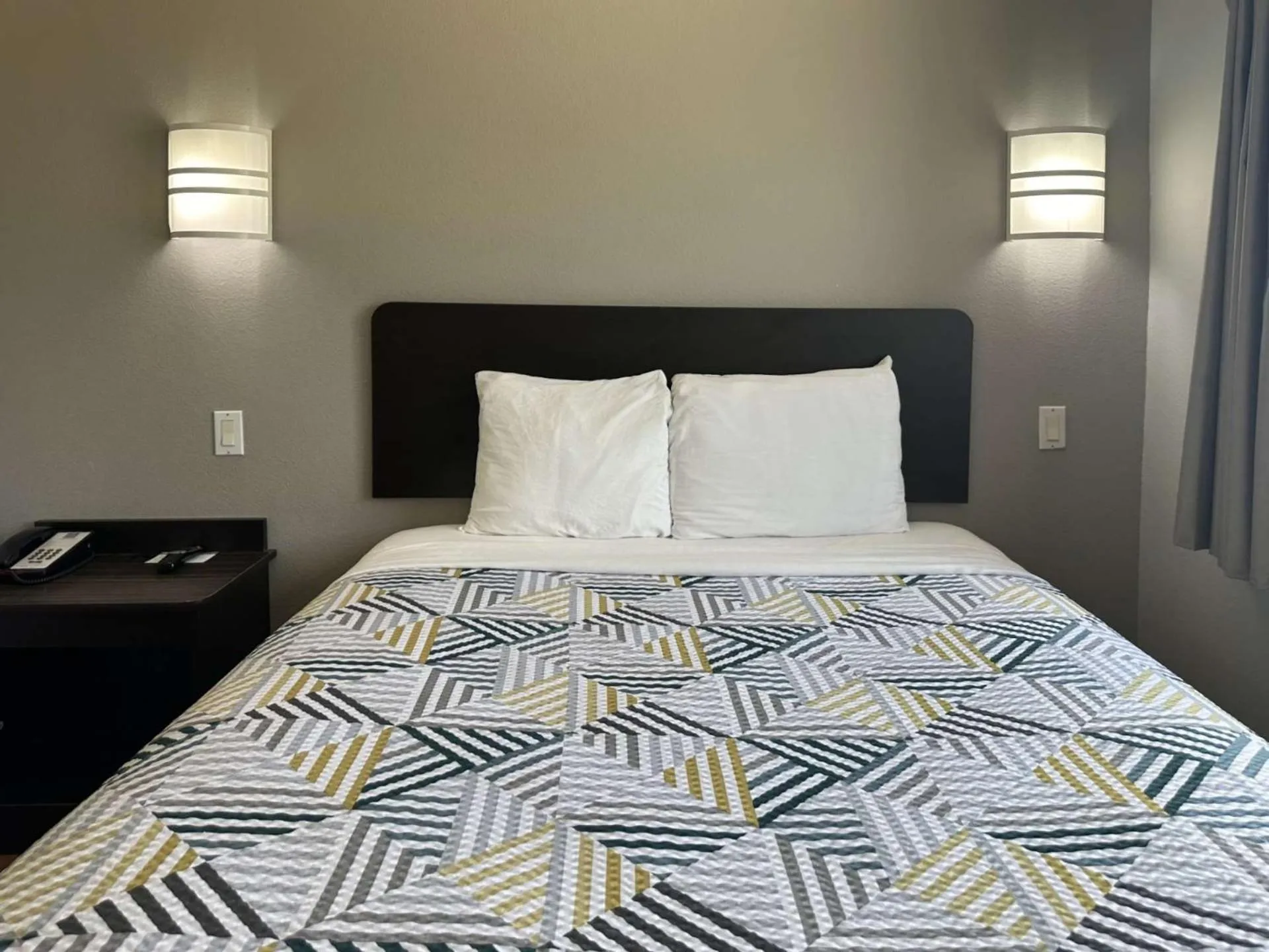 Bedroom, Bed in Motel 6-Mission, TX