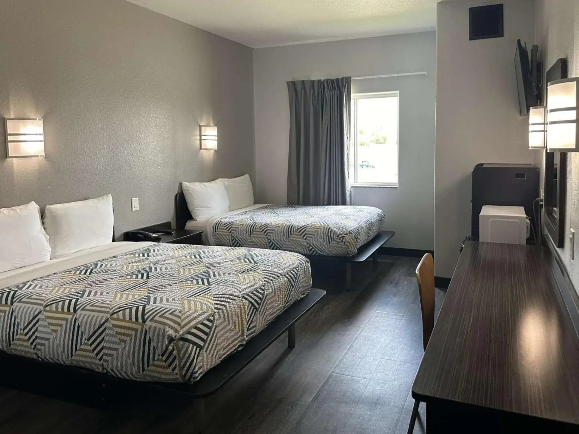 Deluxe Quadruple Room - single occupancy - Non-Smoking in Motel 6-Mission, TX Deluxe Quadruple Room - single occupancy - Non-Smoking in Motel 6-Mission, TX