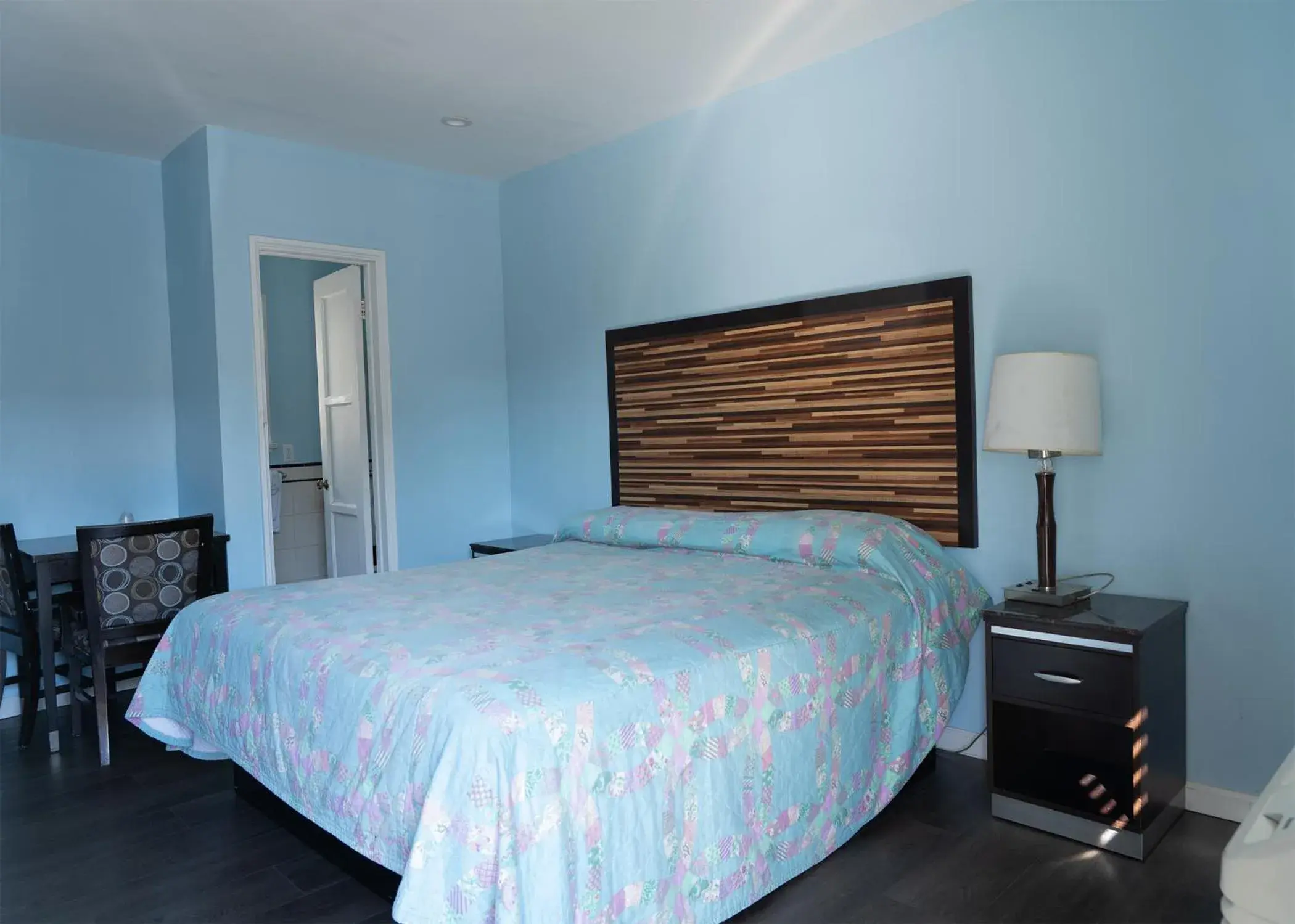 King Room with Kitchen in Mt. Gleason Motorlodge King Room with Kitchen in Mt. Gleason Motorlodge