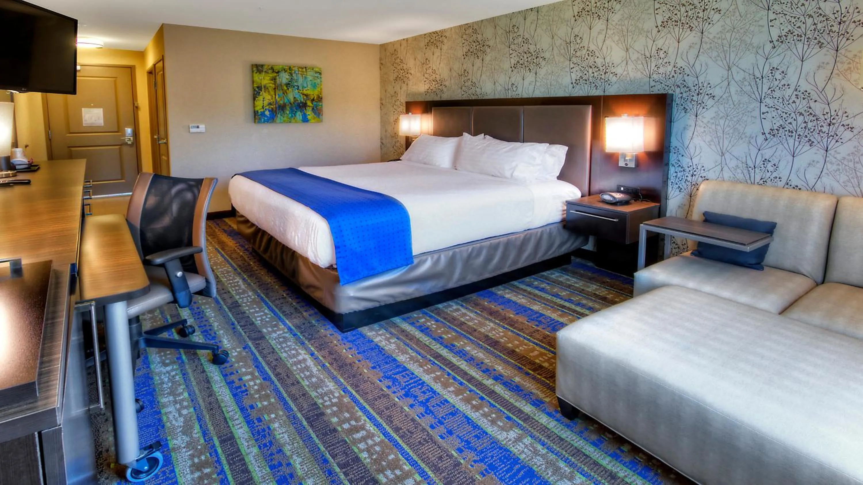Photo of the whole room, Bed in Holiday Inn & Suites Tupelo North by IHG