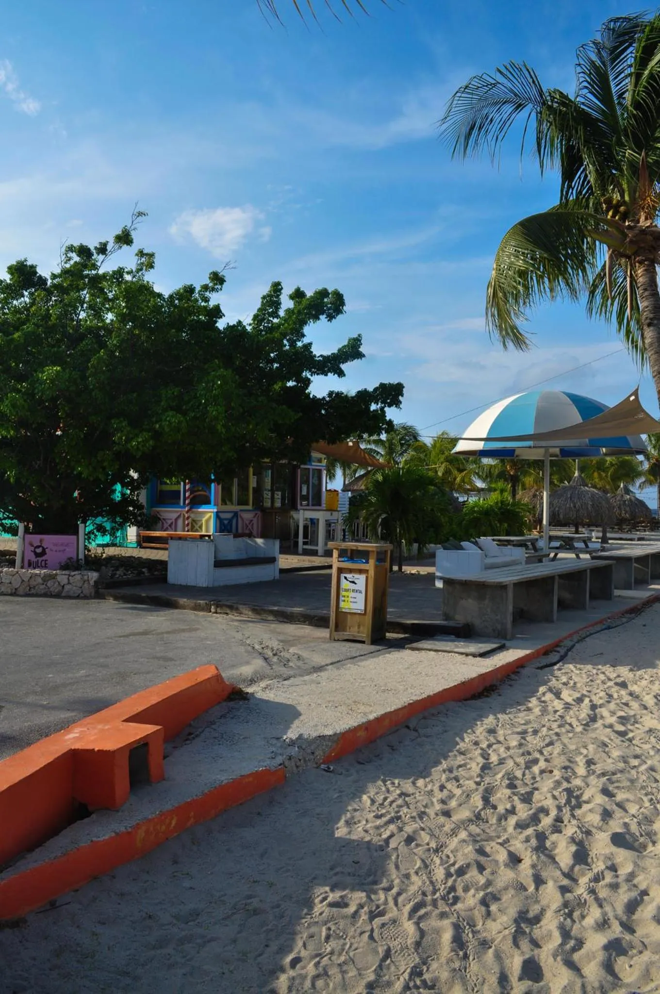 Beach in Hibiscus Beach House