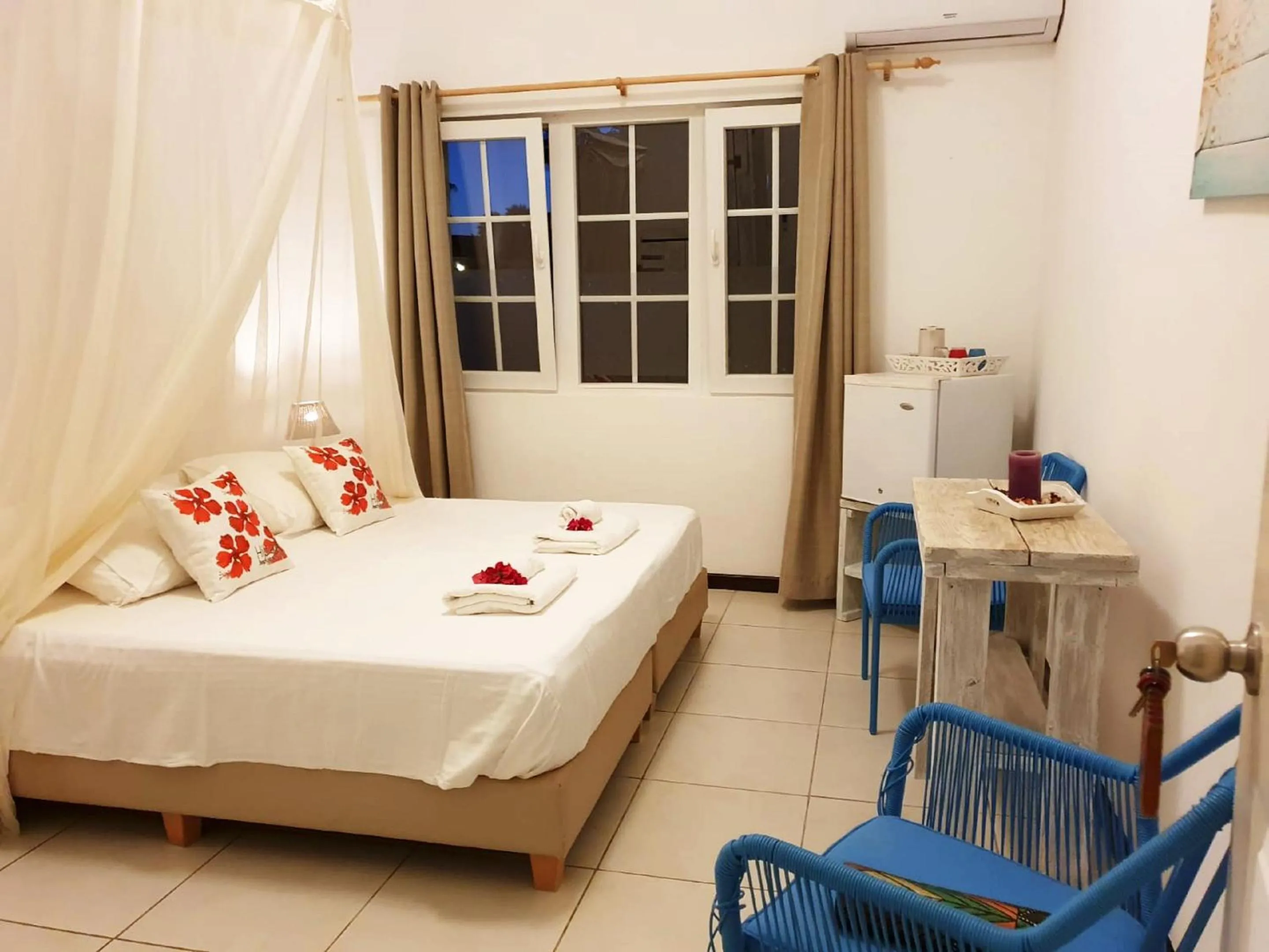 Bed in Hibiscus Beach House