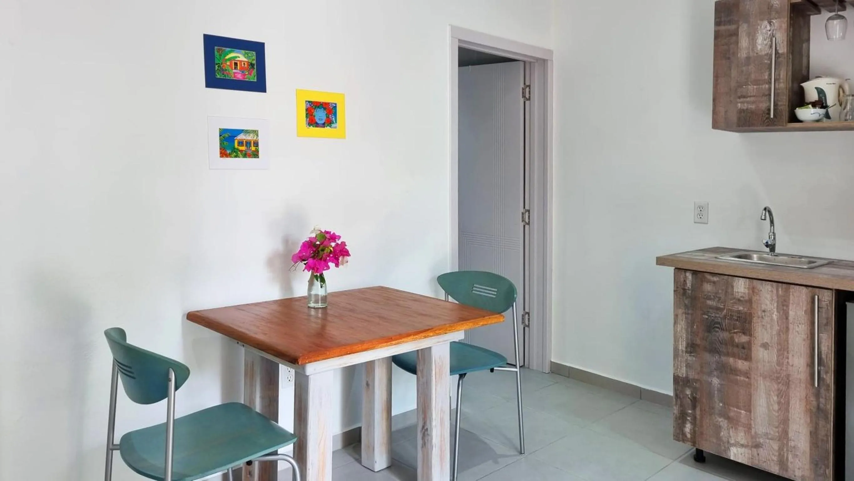 Dining area in Hibiscus Beach House