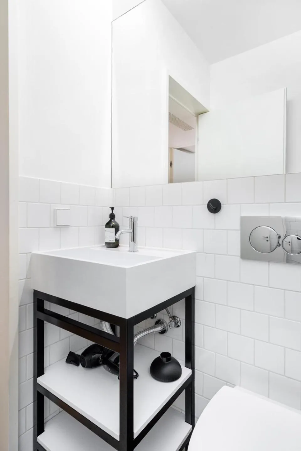 WHome | LS48 Prime Location Upscale Family Apartment