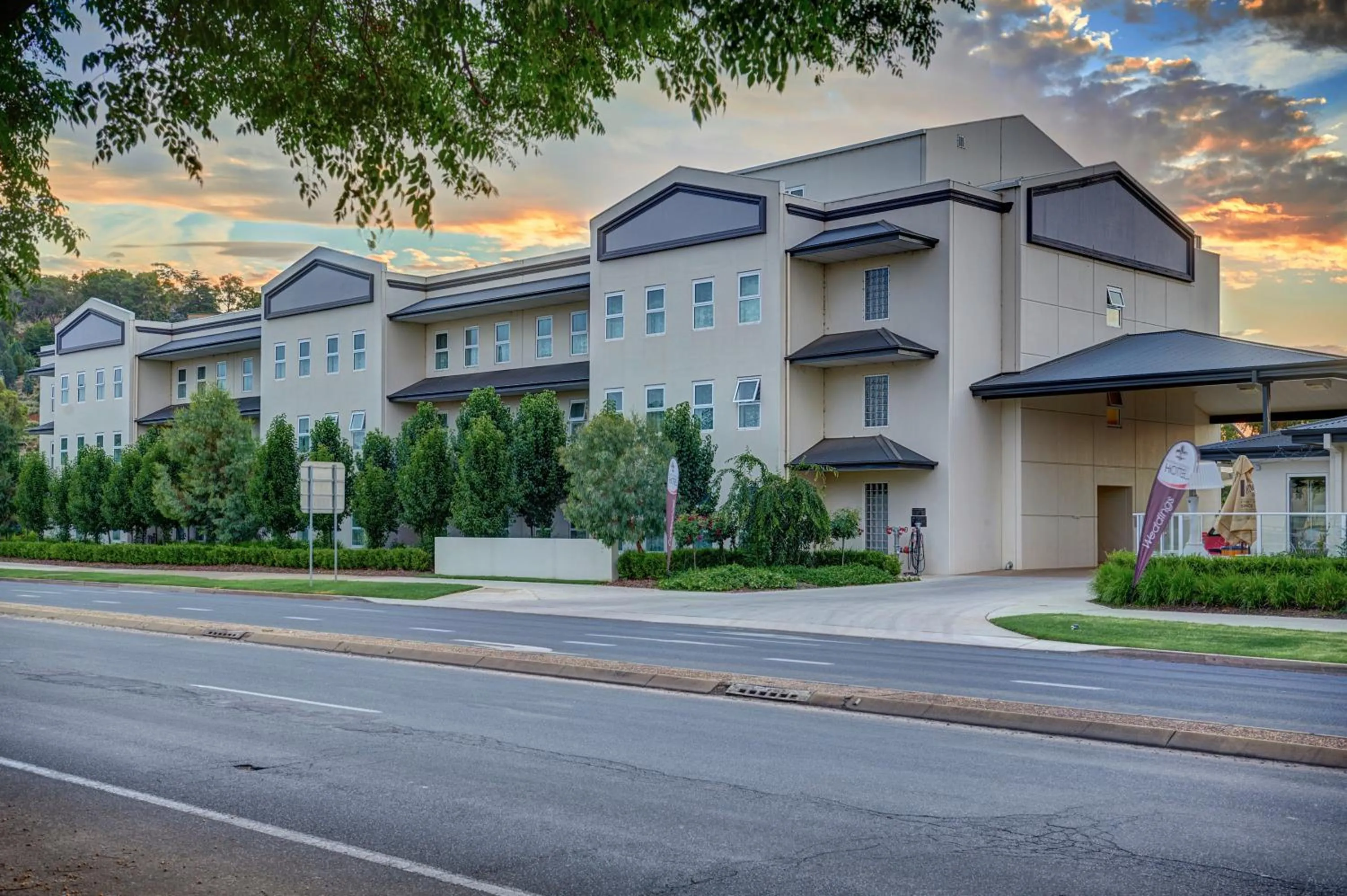 Facade/entrance in International Hotel Wagga Wagga