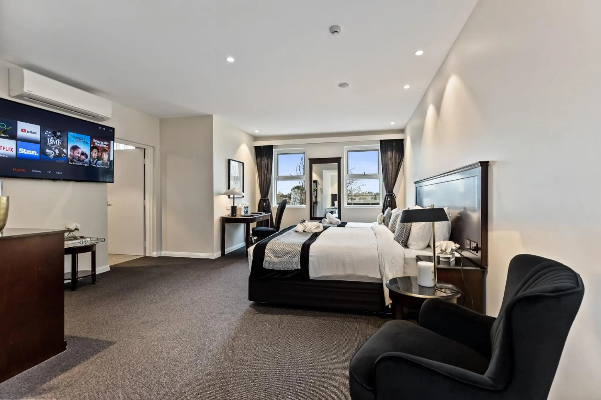 Bedroom, Bed in International Hotel Wagga Wagga