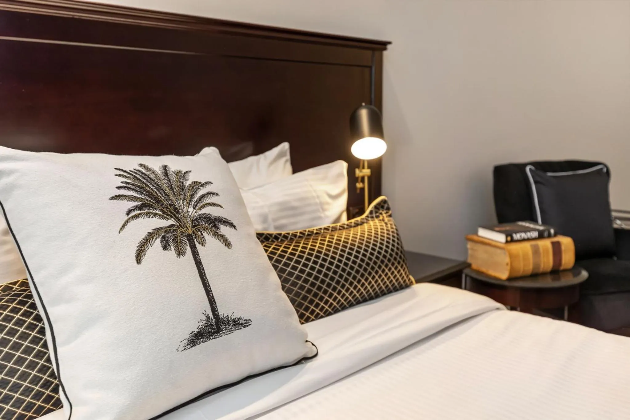 Bed in International Hotel Wagga Wagga