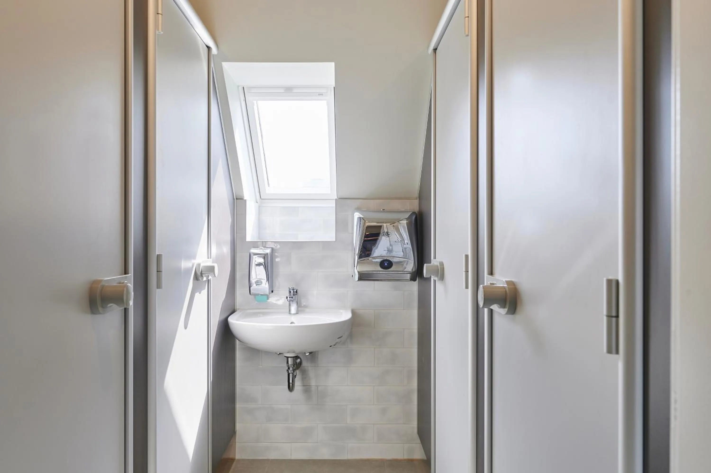 Bathroom in a&o Hamburg Reeperbahn