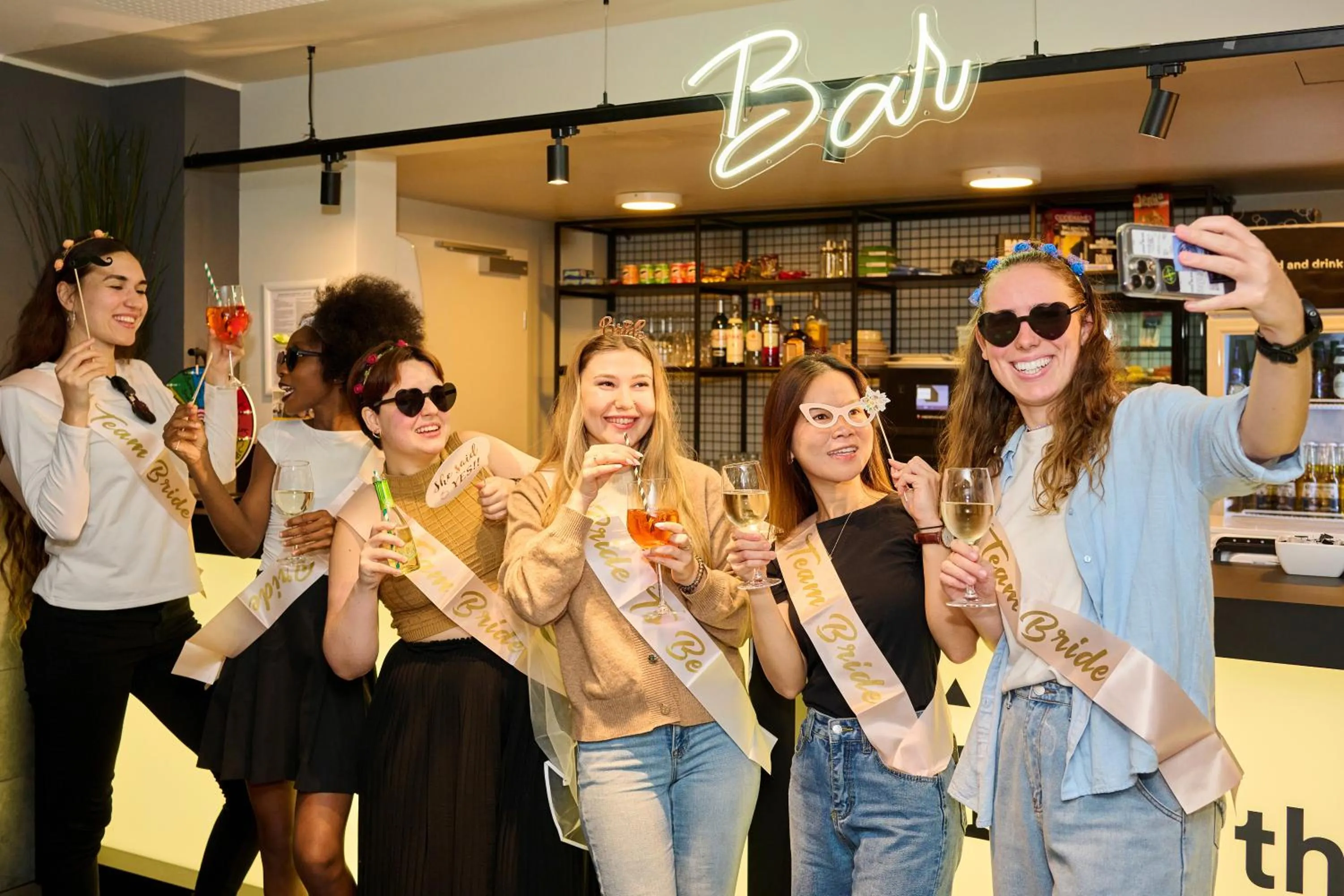 Lounge or bar in a&o Hamburg Reeperbahn