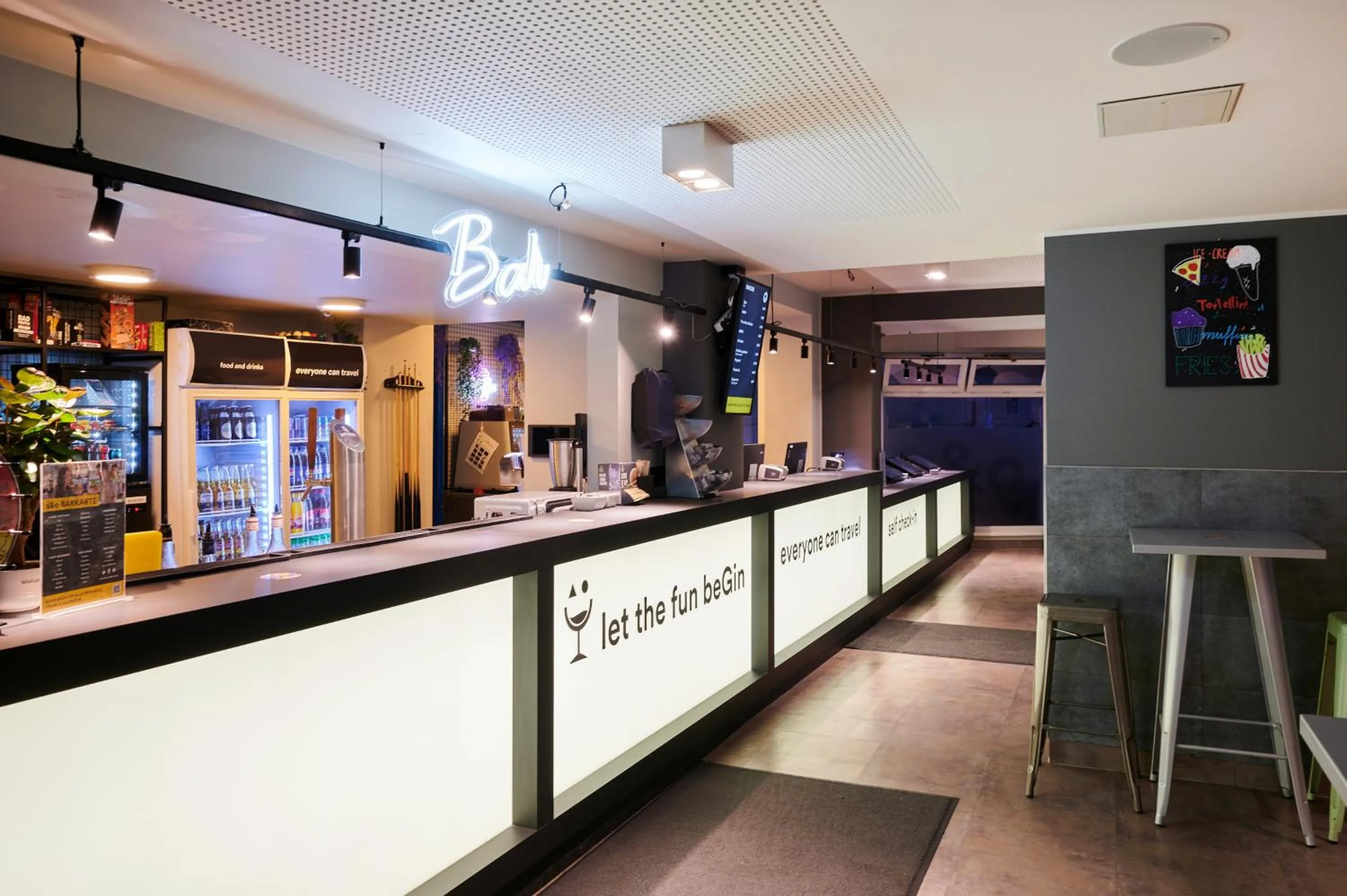 Lounge or bar in a&o Hamburg Reeperbahn