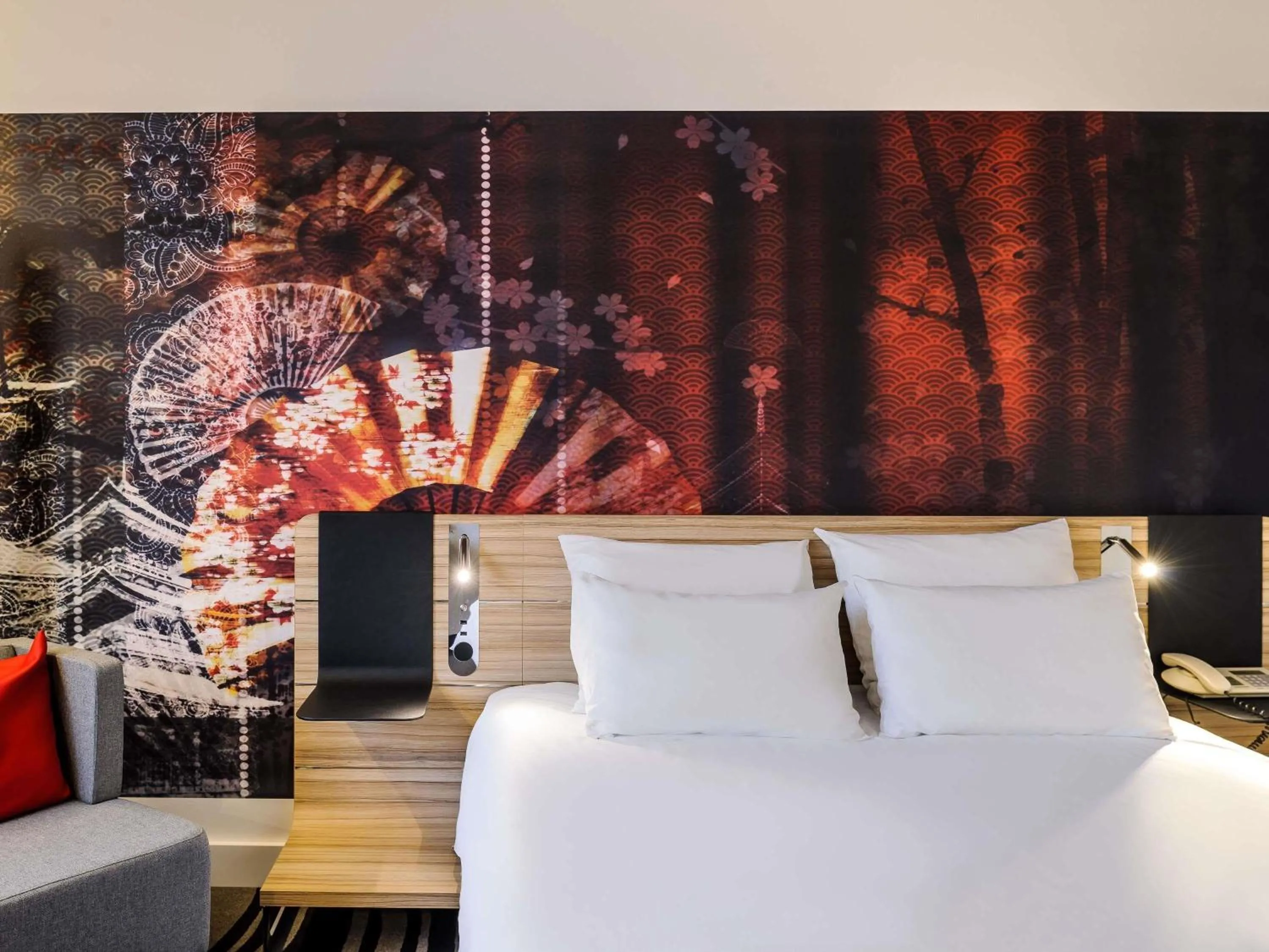 Property building, Bed in Novotel Köln City