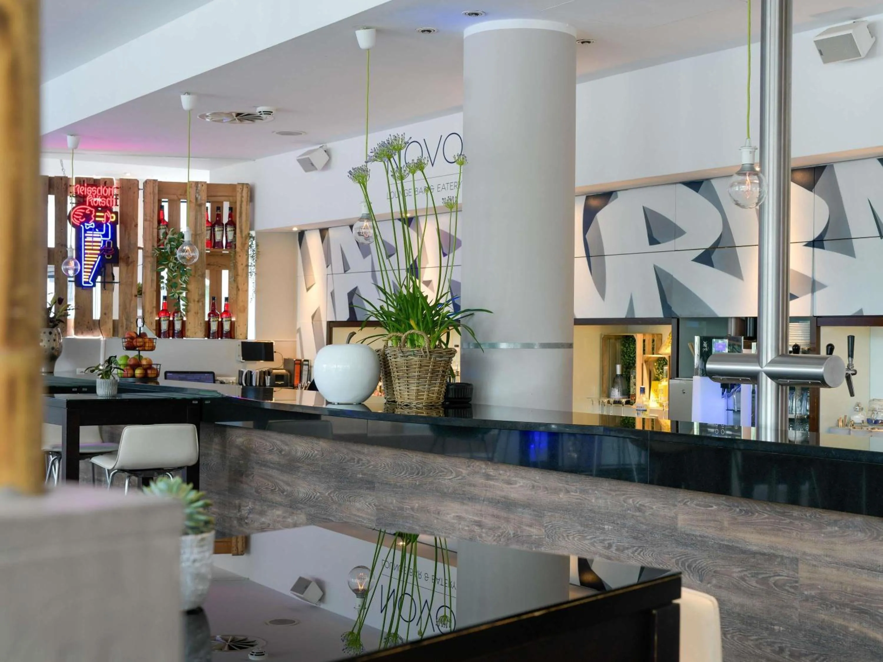Lounge or bar in Novotel Köln City