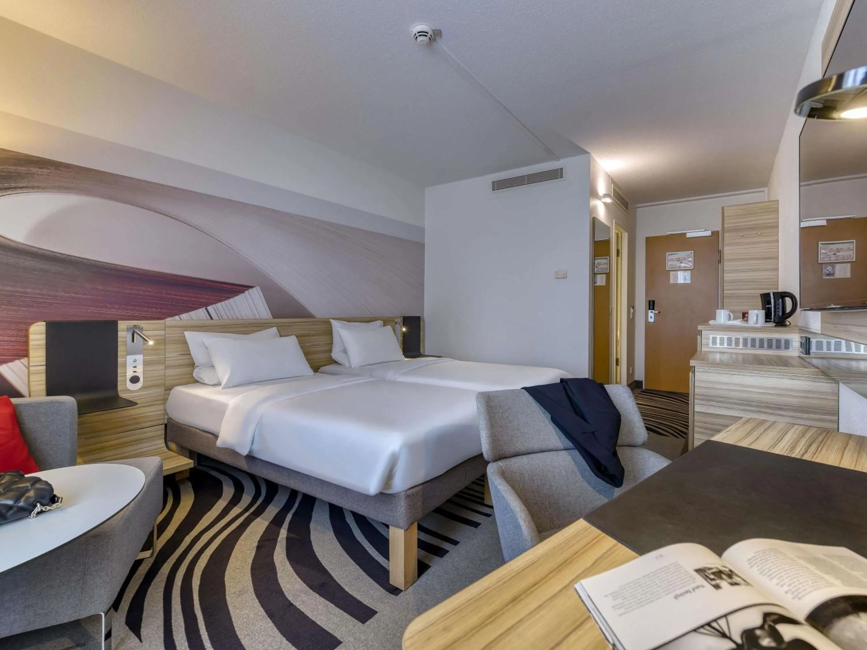 Bedroom, Bed in Novotel Köln City