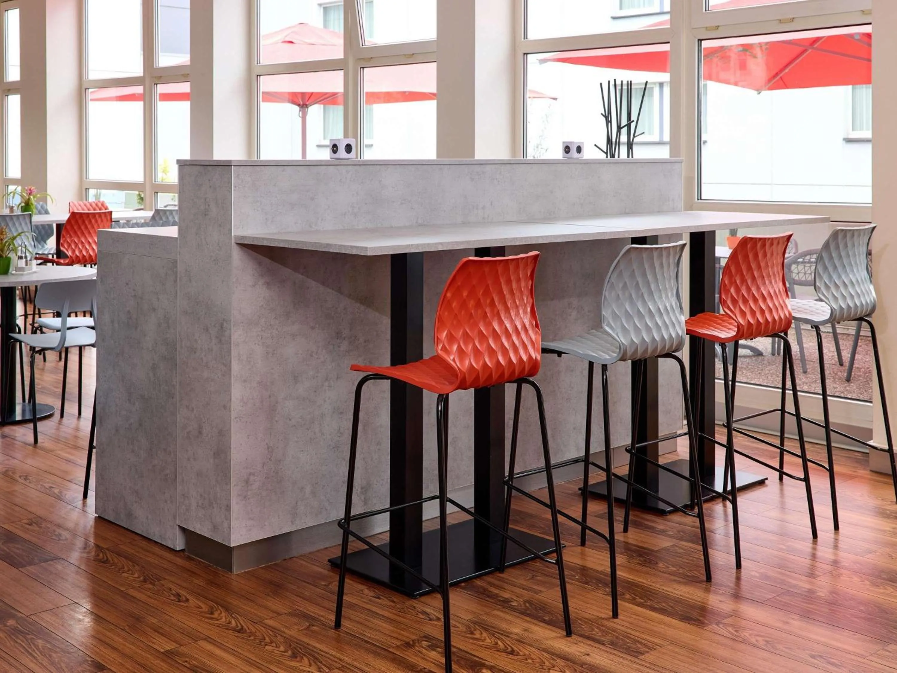 Lounge or bar in ibis Hotel Düsseldorf Hauptbahnhof