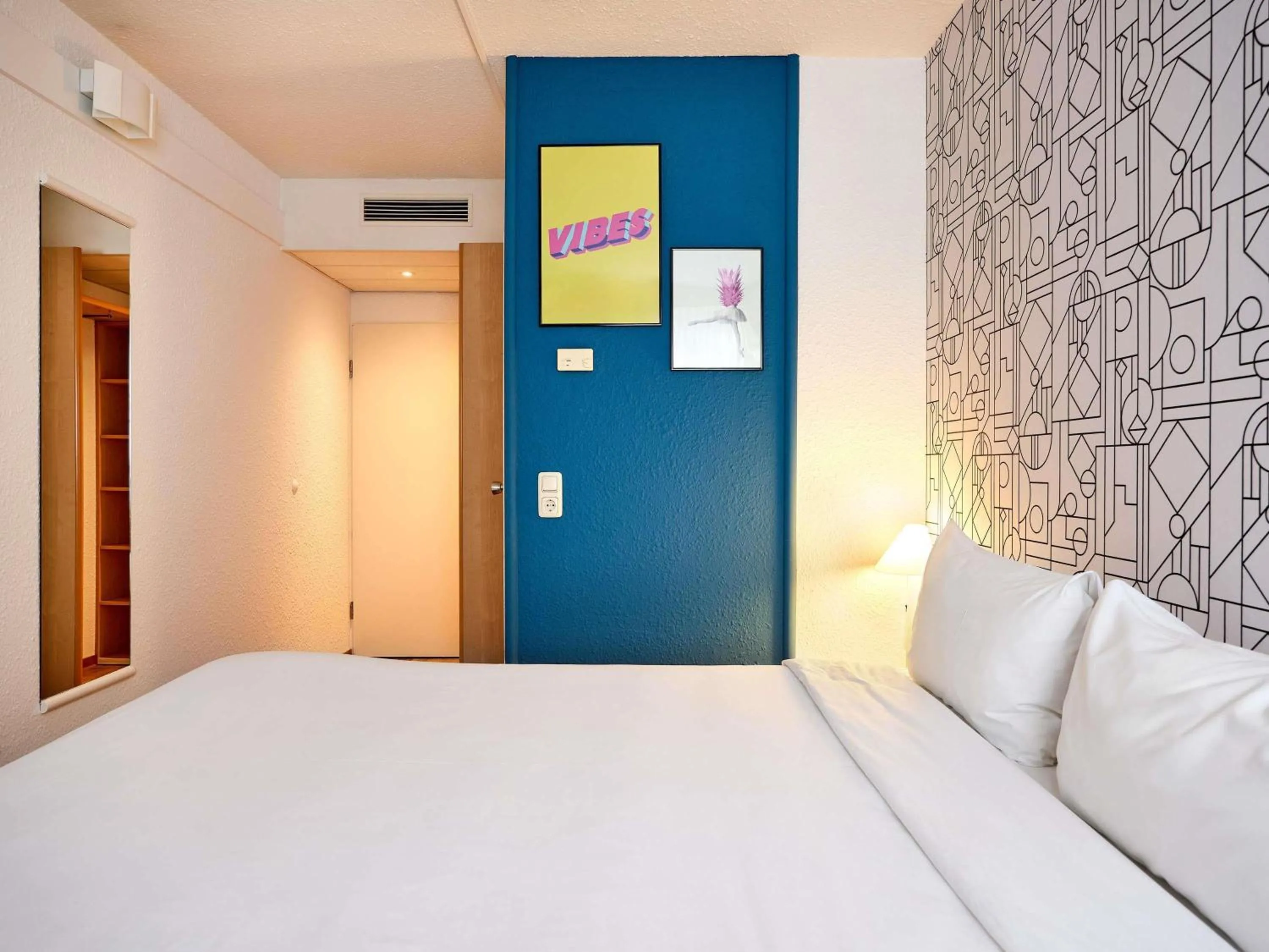 Bedroom, Bed in ibis Hotel Düsseldorf Hauptbahnhof