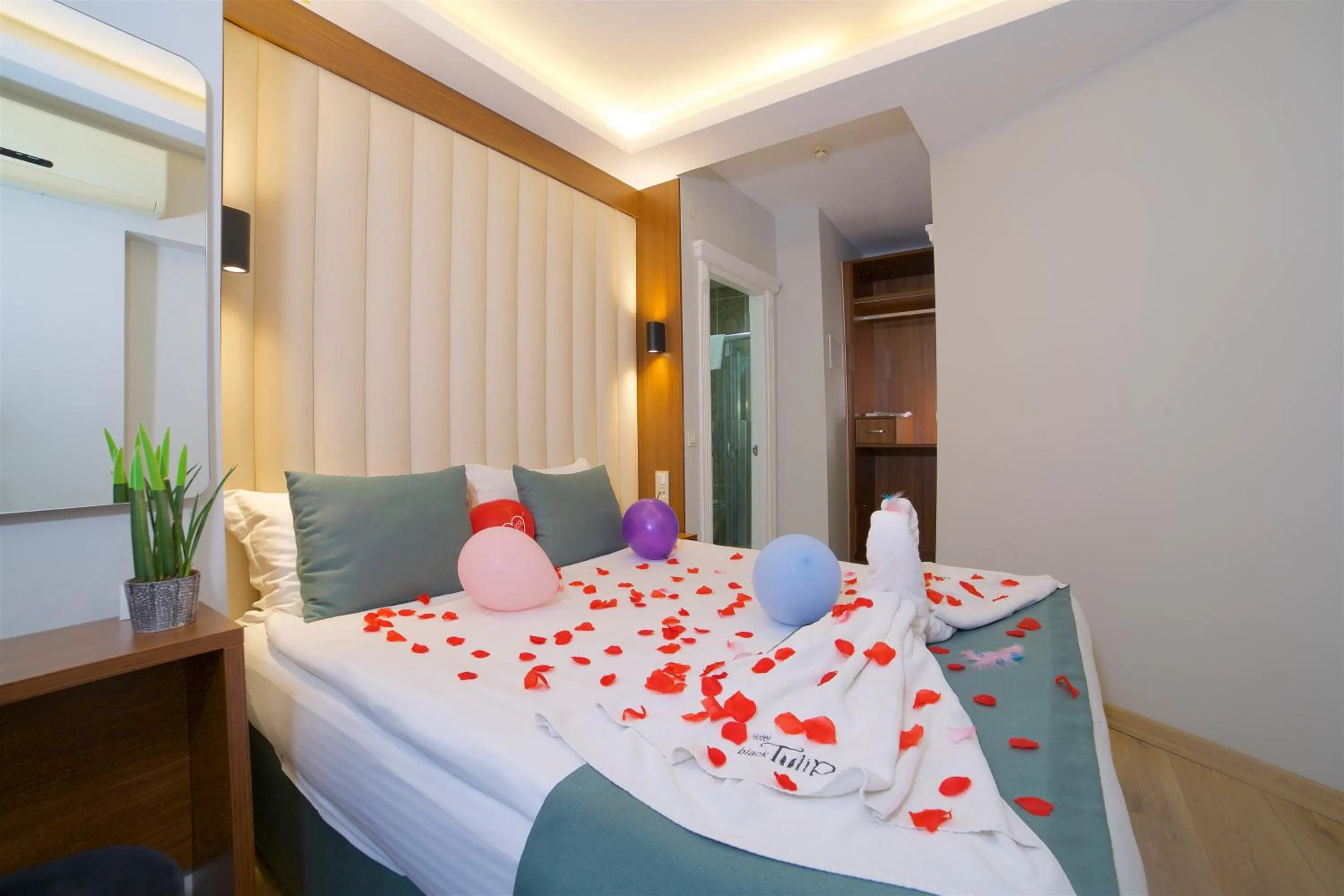 Photo of the whole room, Bed in Hotel Black Tulip