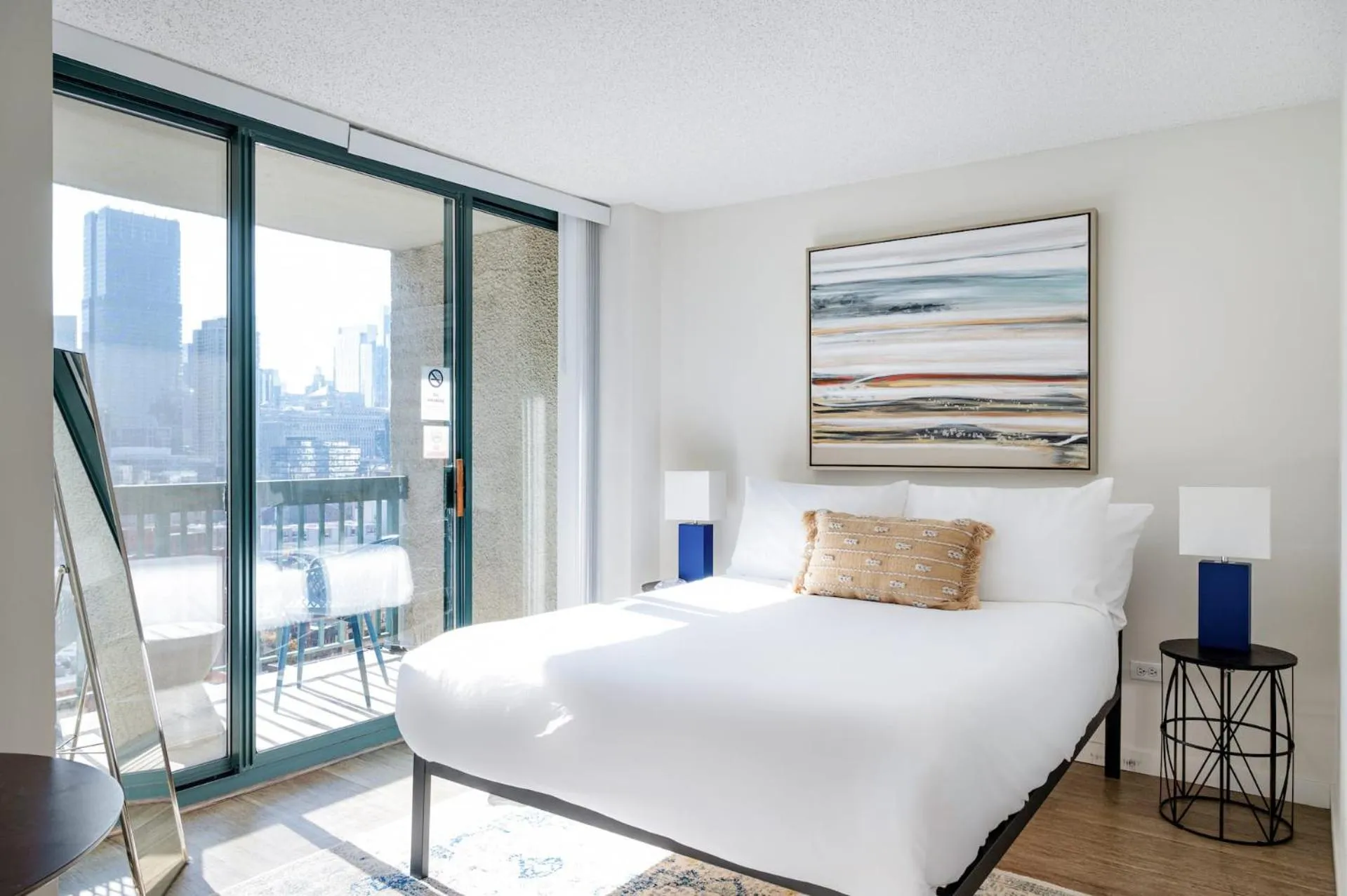 Living room, Bed in Kasa Magnificent Mile Chicago