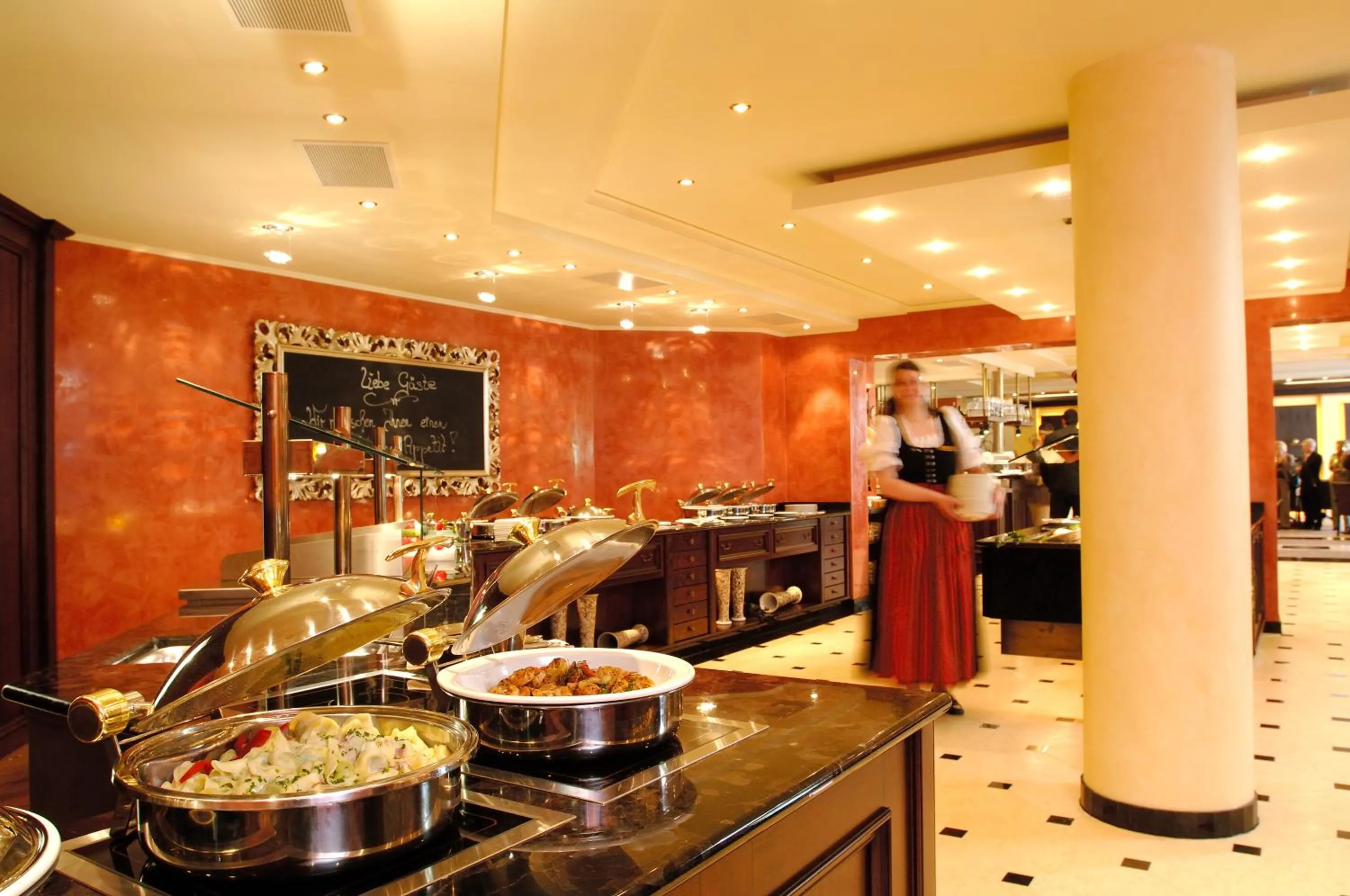 Staff in Land & Golf Hotel Stromberg