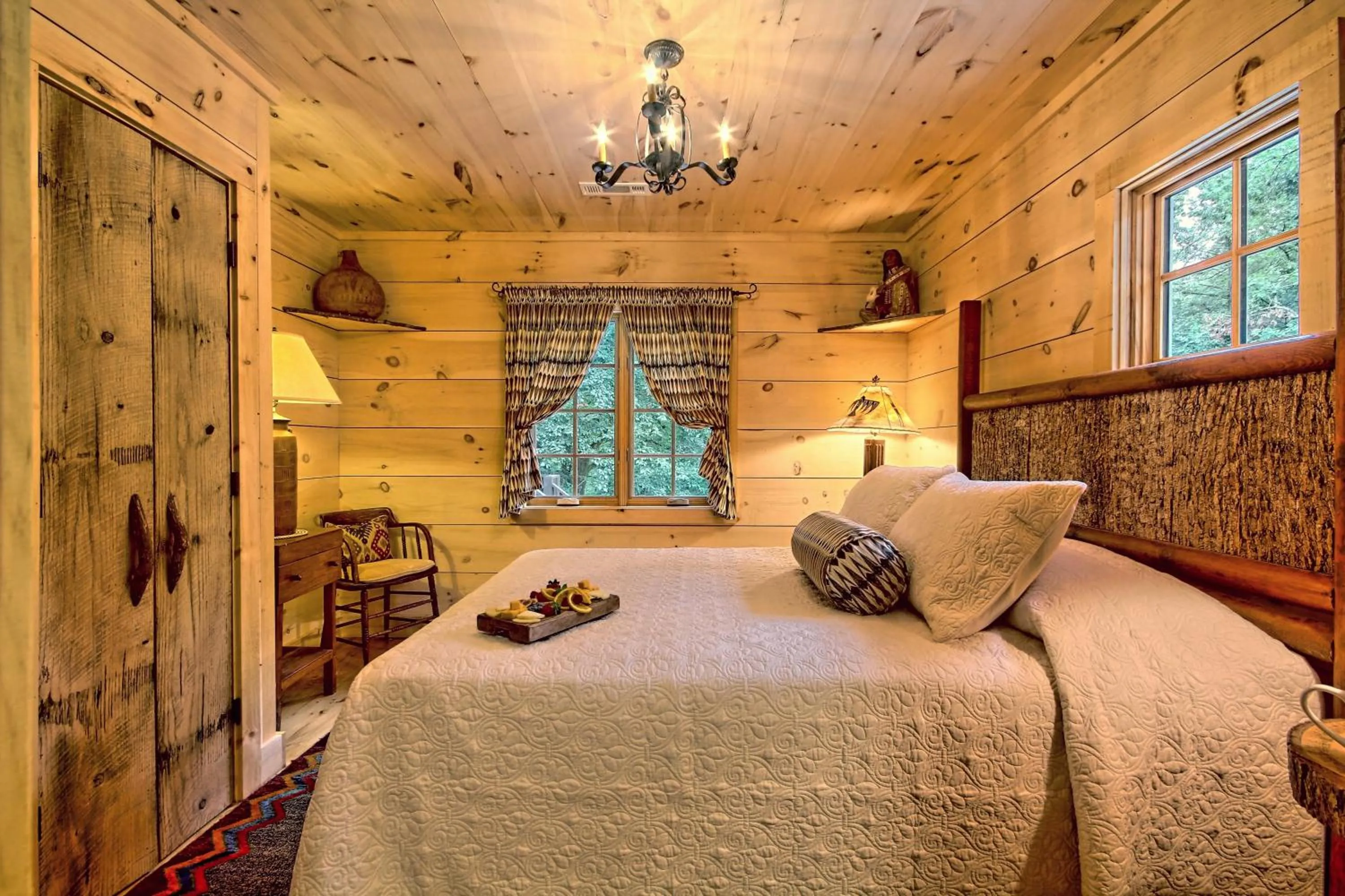 Bedroom, Bed in Lake Rabun Hotel