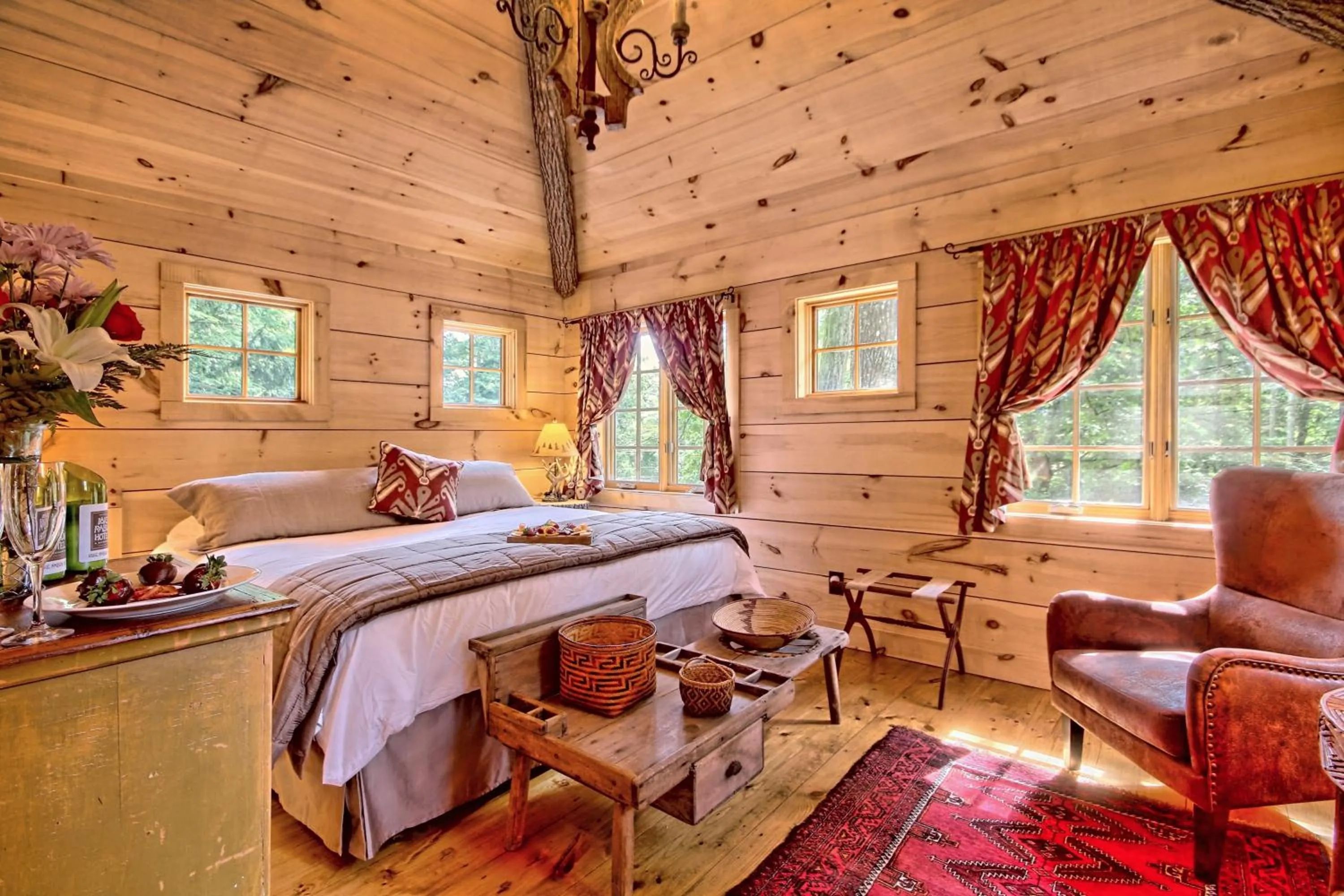 Bedroom, Bed in Lake Rabun Hotel