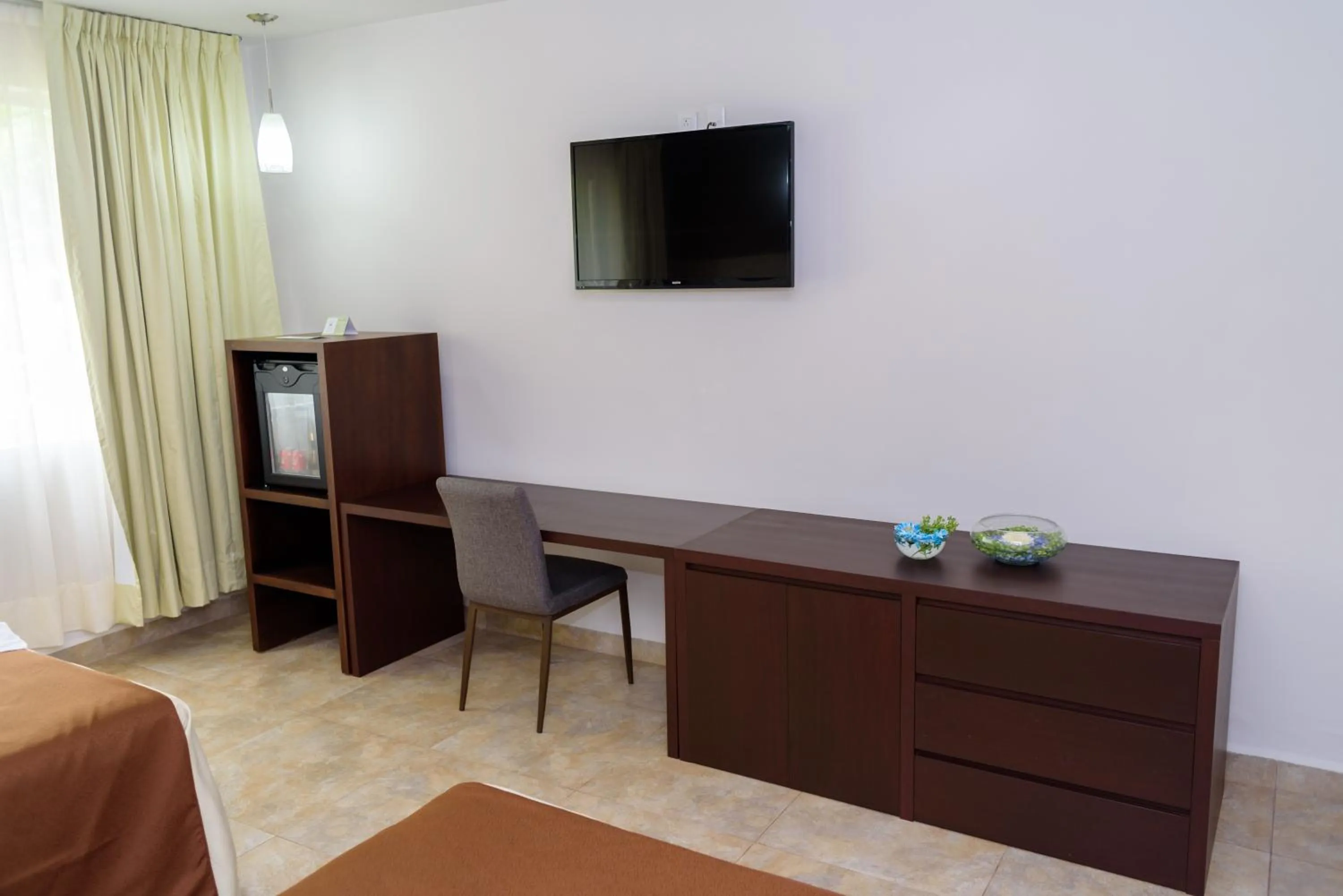 Communal lounge/ TV room, Bed in Hotel Verdi