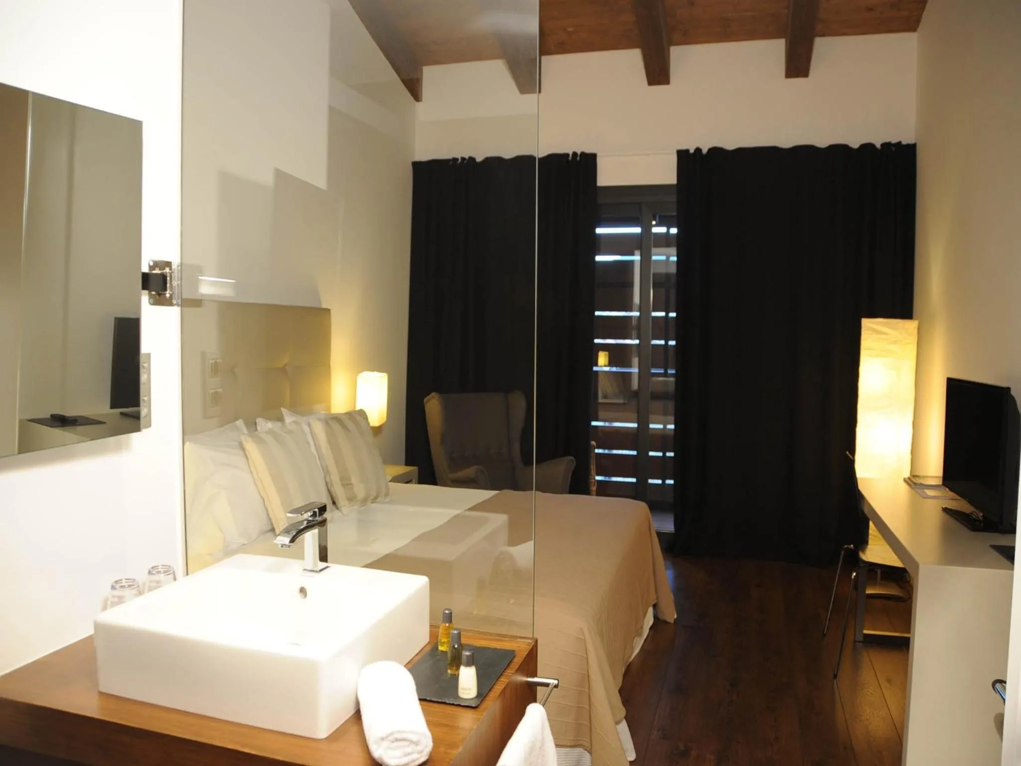 Toilet, Bed in Bonansa Country Hotel
