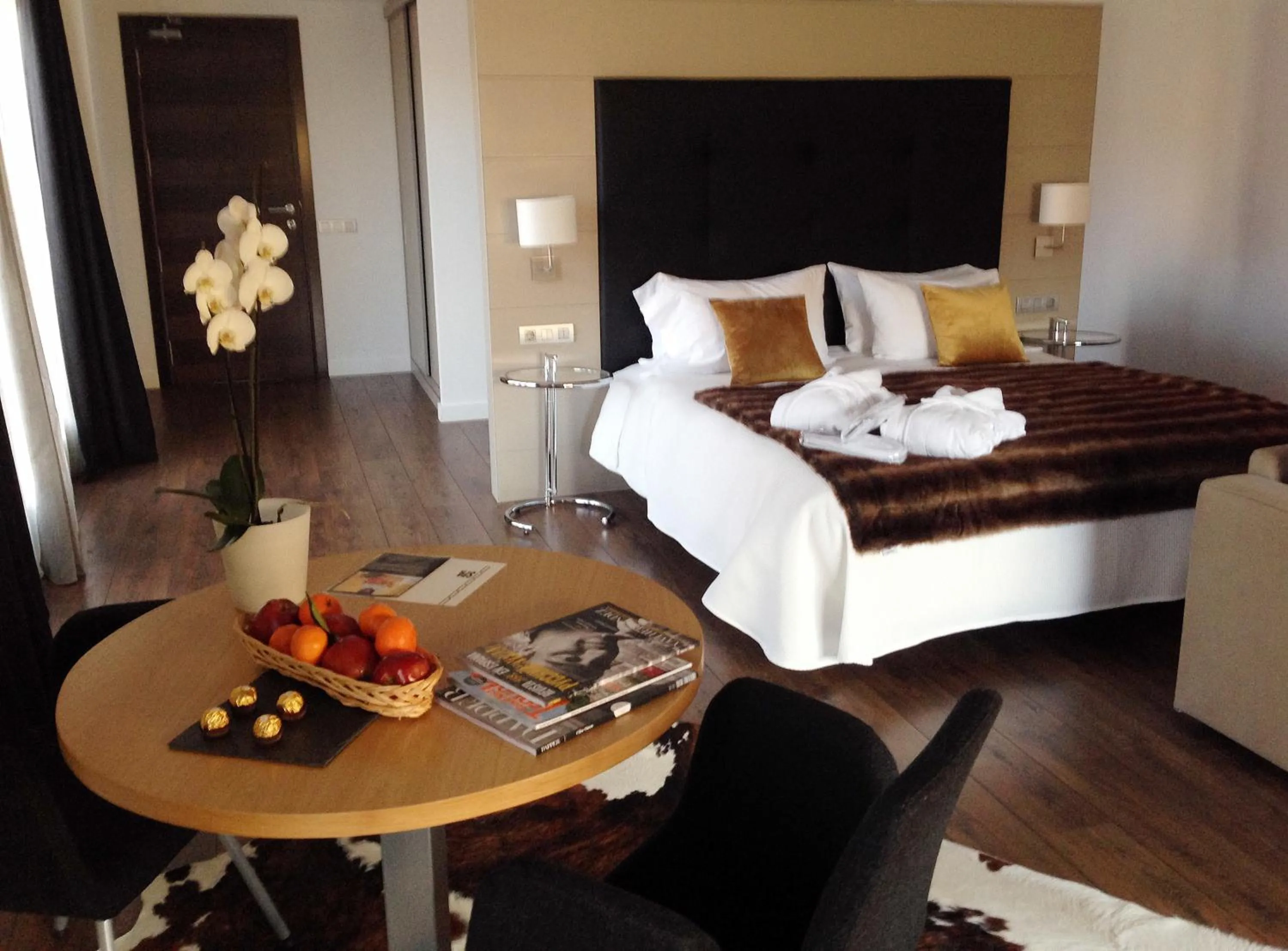 Photo of the whole room, Bed in Bonansa Country Hotel