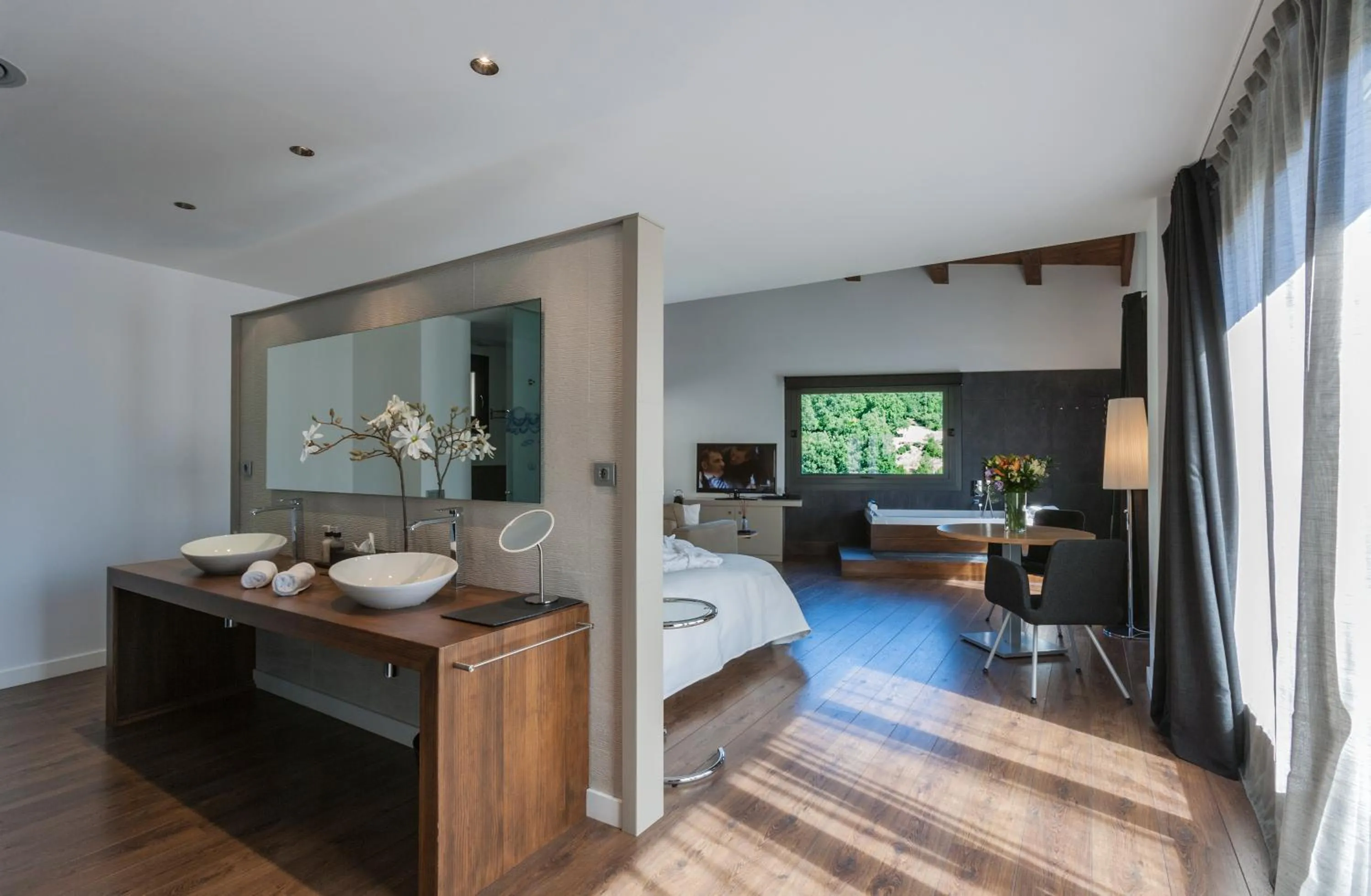 Photo of the whole room, Bed in Bonansa Country Hotel