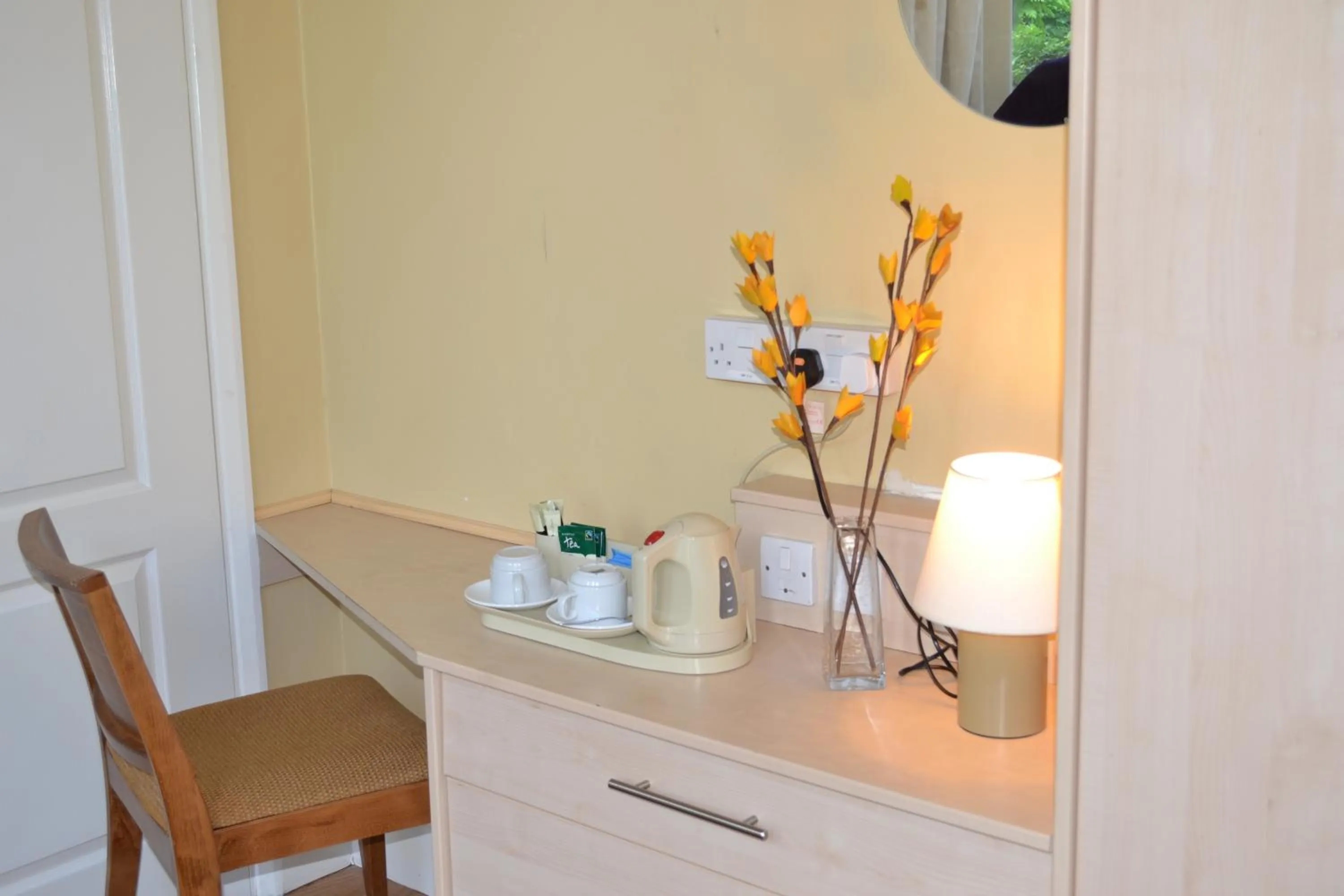 Coffee/tea facilities in Croft Hotel