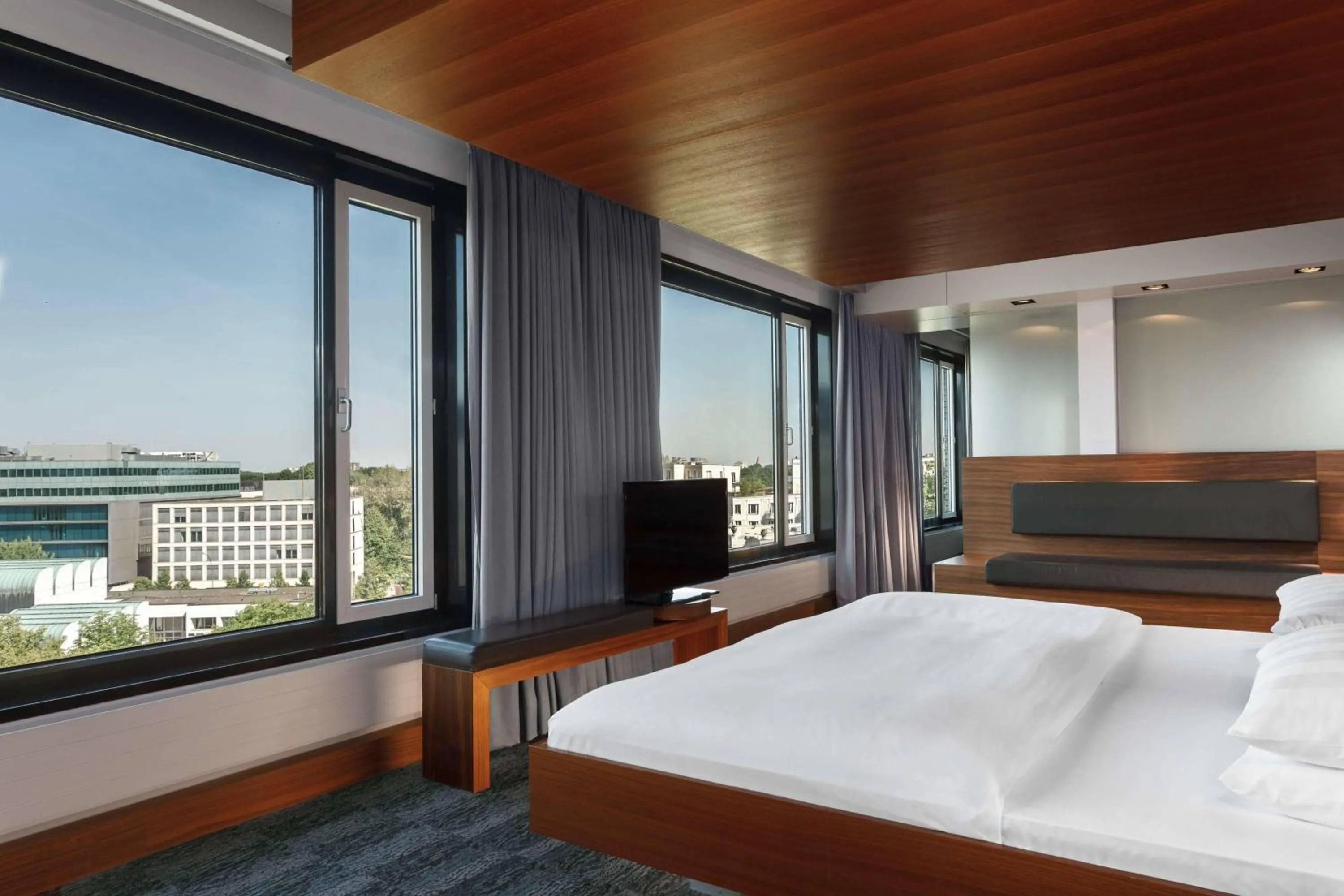 Photo of the whole room, Bed in Sheraton Berlin Grand Hotel Esplanade