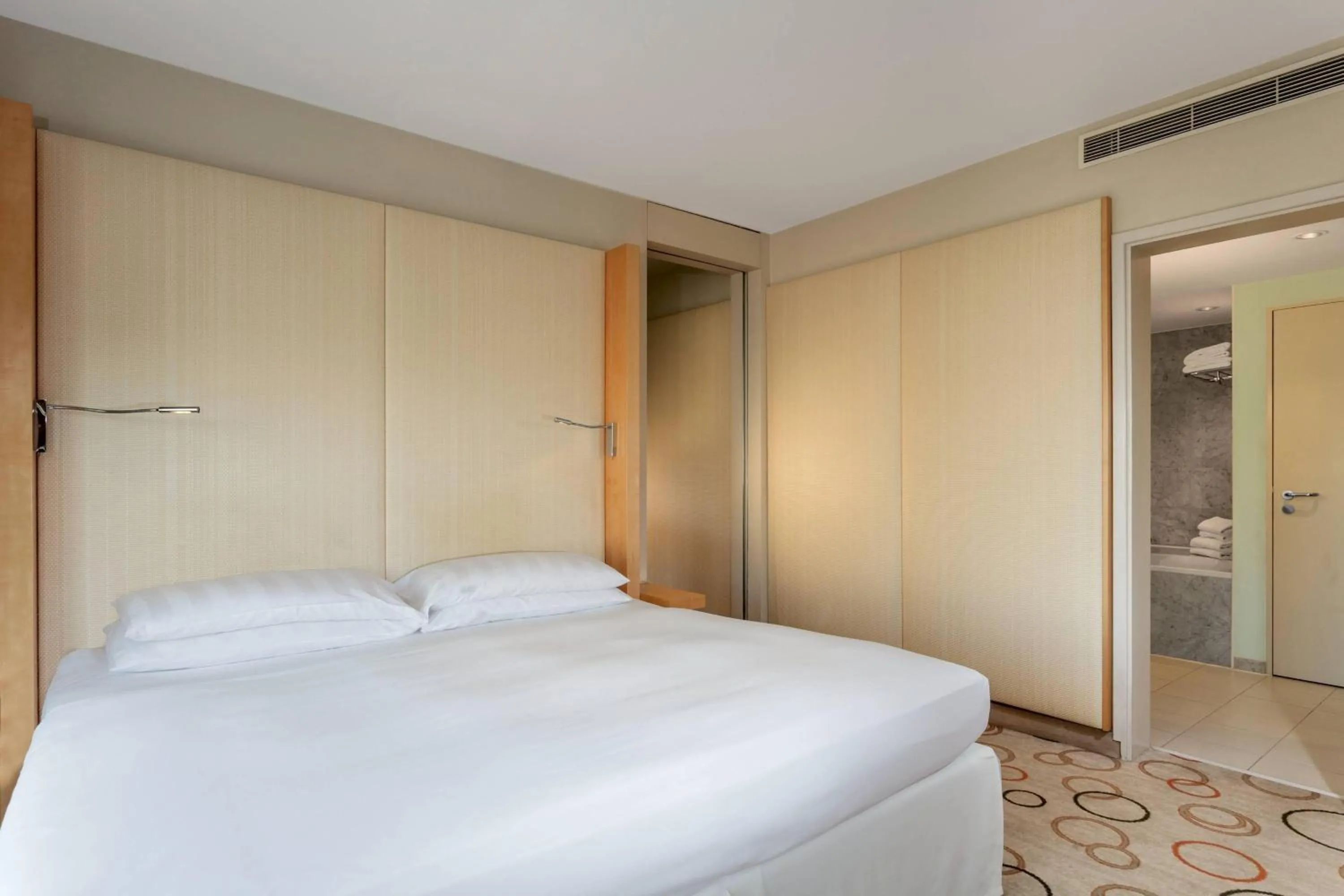 Photo of the whole room, Bed in Sheraton Berlin Grand Hotel Esplanade